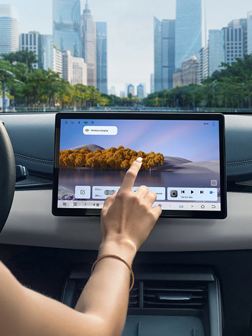 Obsługa ekranu dotykowego systemu inforozrywki w BYD Seal 6 DM-i sedan.