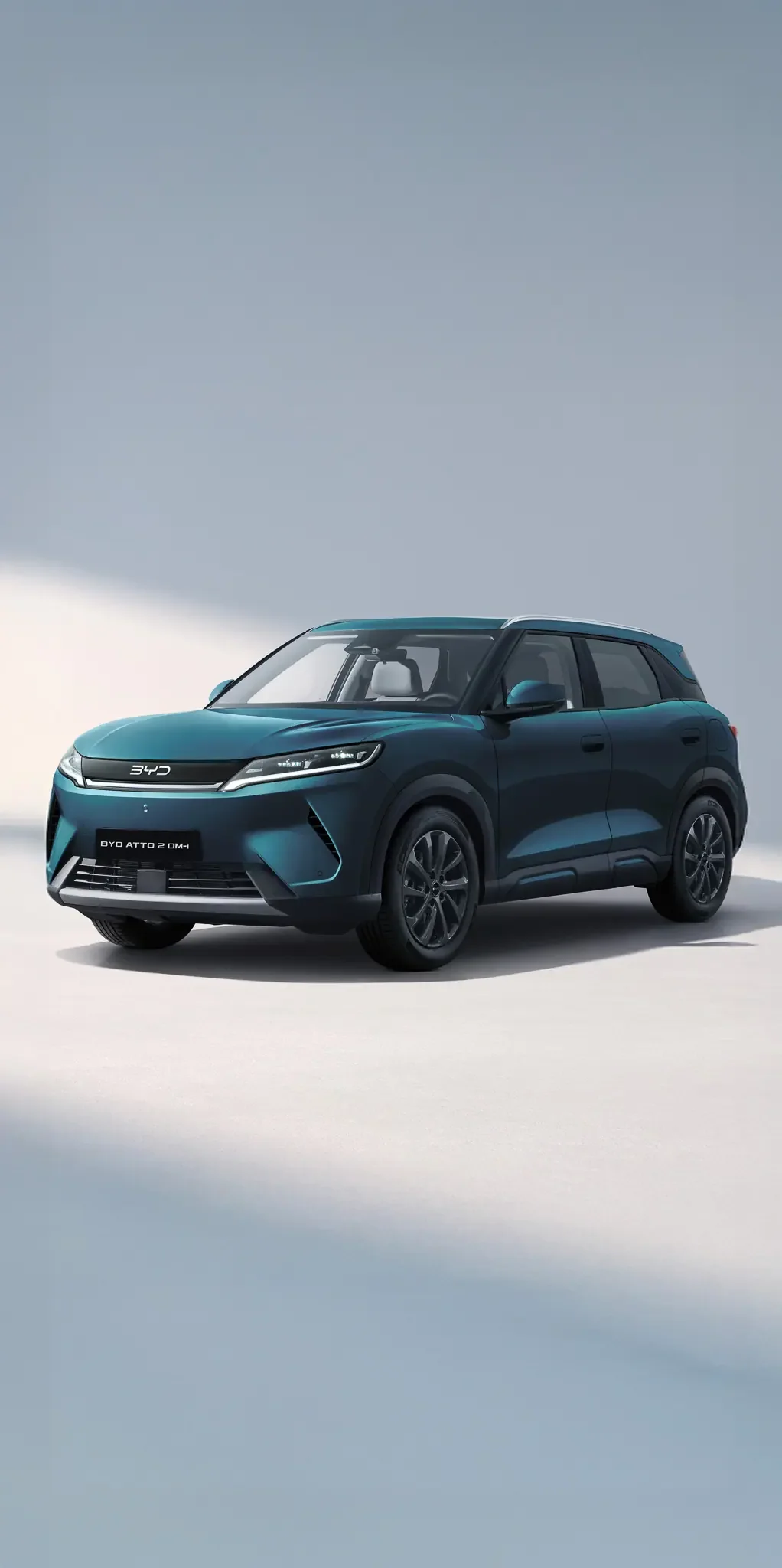 Niebieski hybrydowy SUV BYD ATTO 2 DM-i o nowoczesnej linii nadwozia – widok z przodu i z boku.