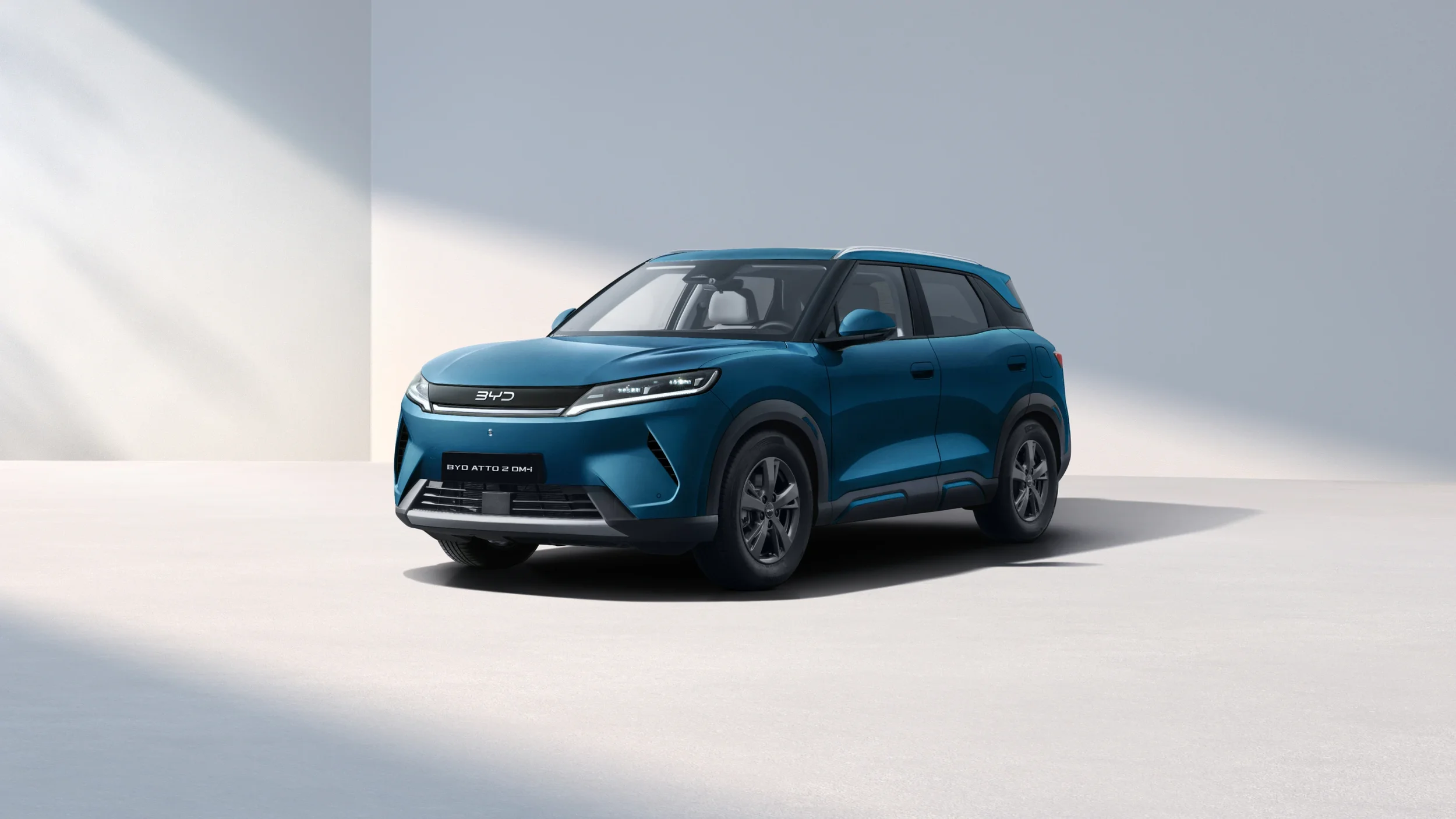 Kompaktowy hybrydowy SUV, BYD ATTO 2 DM-i kolor midnight blue.