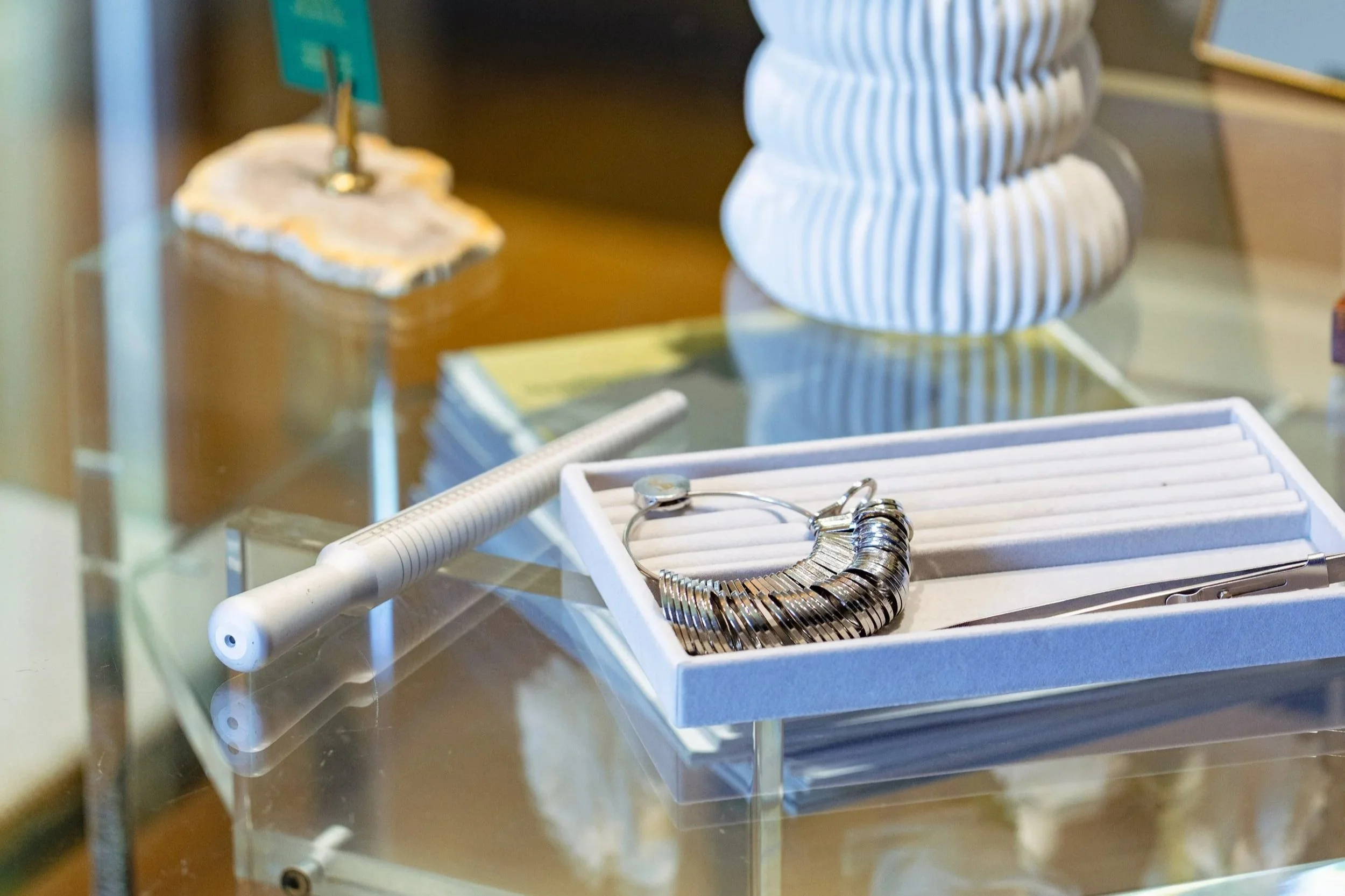 Prise de mesure en atelier, joaillière sur-mesure à Montpellier — première étape du rendez-vous de création