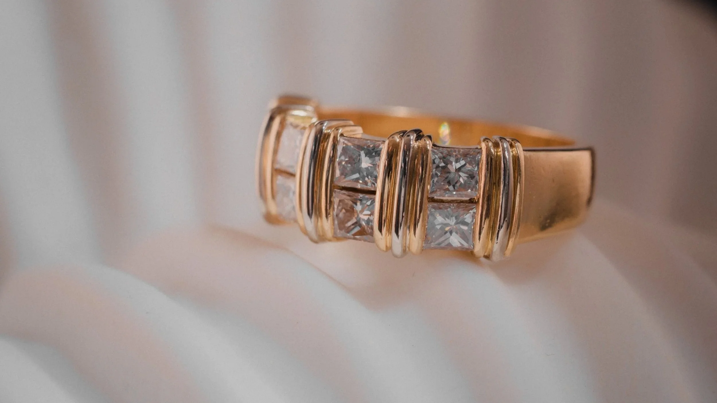 Bague en or Cartier apollonia, avec plusieurs rangées de diamants taille princesse.