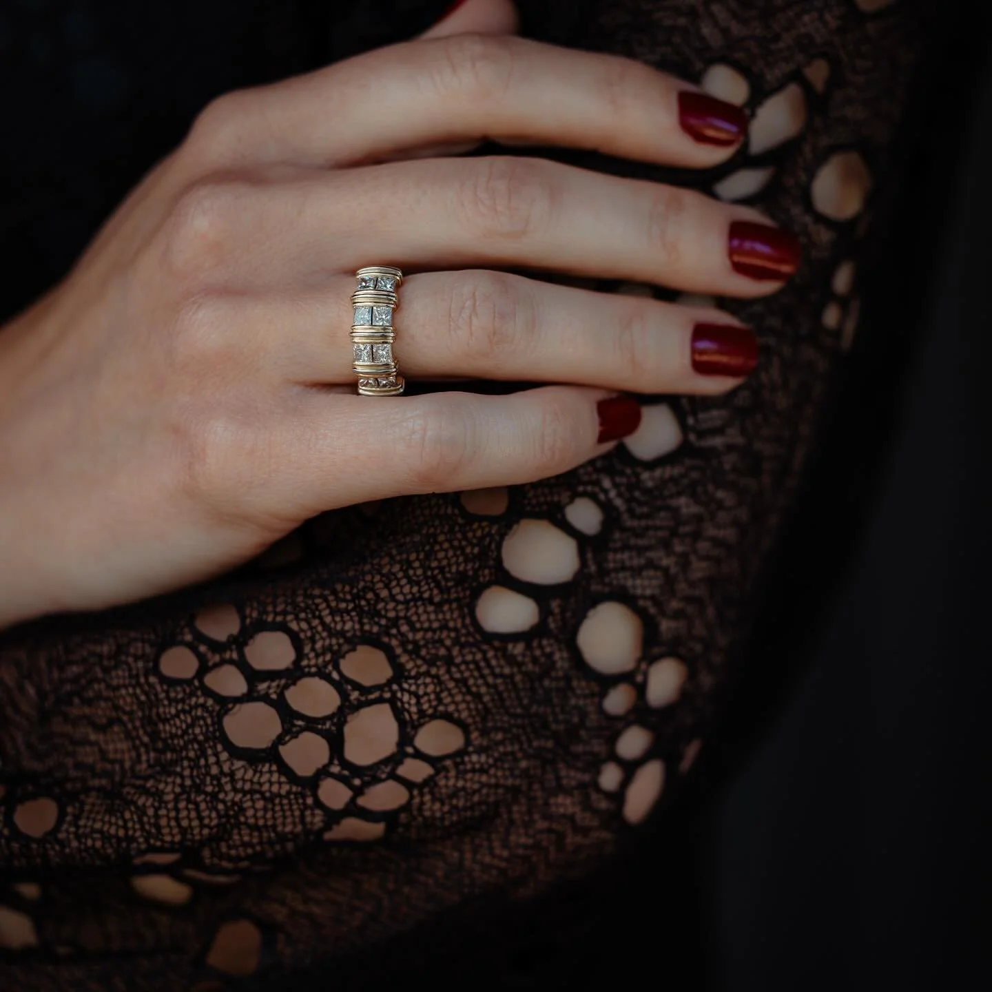 Bijoux vintage ~ La Cartier ~

Ic&ocirc;ne de raffinement, cette bague vintage sign&eacute;e Cartier incarne l&rsquo;&eacute;l&eacute;gance intemporelle de la maison joailli&egrave;re. Le mod&egrave;le Apollonia, en or jaune 18 carats, se distingue p