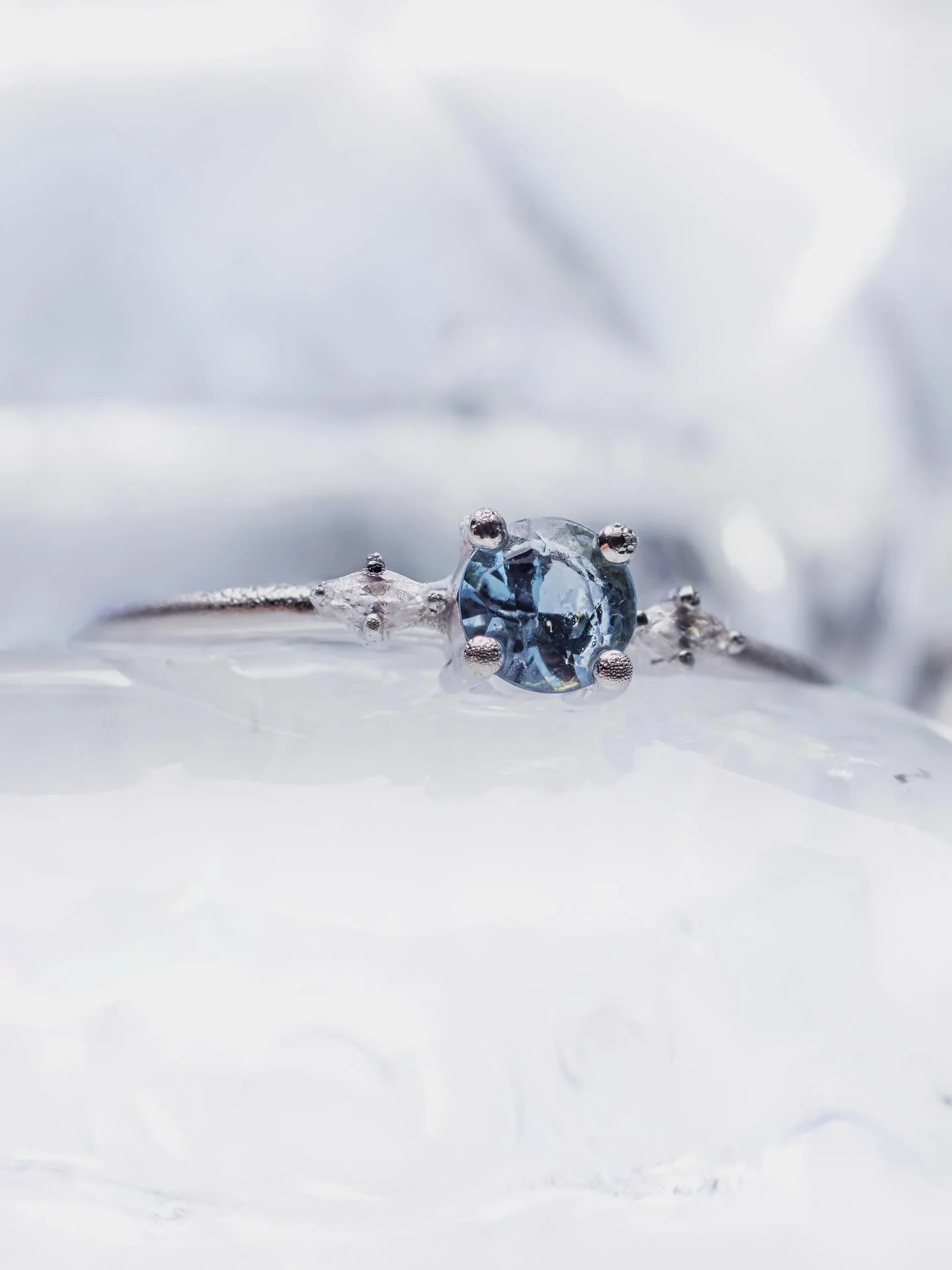 | CR&Eacute;ATION SUR-MESURE | La bague que Nyam a offert &agrave; Soraylex.

Nyam savait que sa compagne aimait les bijoux fins, d&eacute;licats et discrets.

Elle savait &eacute;galement qu&rsquo;elle aimait l&rsquo;or blanc et les pierres bleues c