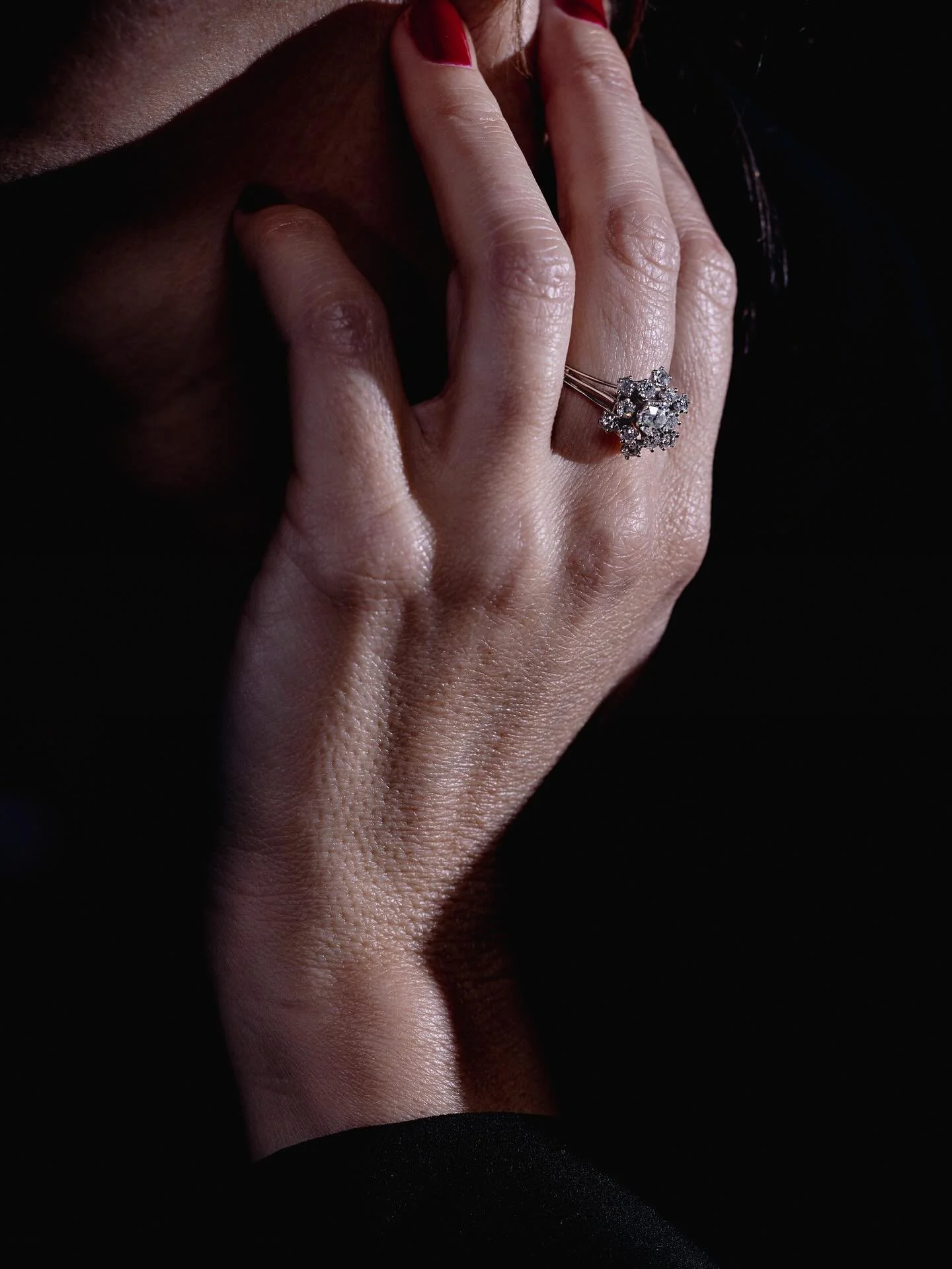 Bague Le Flocon, une bague d&eacute;licate et singuli&egrave;re.

Sertie de diamants anciens pour lesquels j&rsquo;ai un amour inconditionnel, elle capte la lumi&egrave;re avec une douceur presque nostalgique. 

Restaur&eacute;e dans notre atelier, e