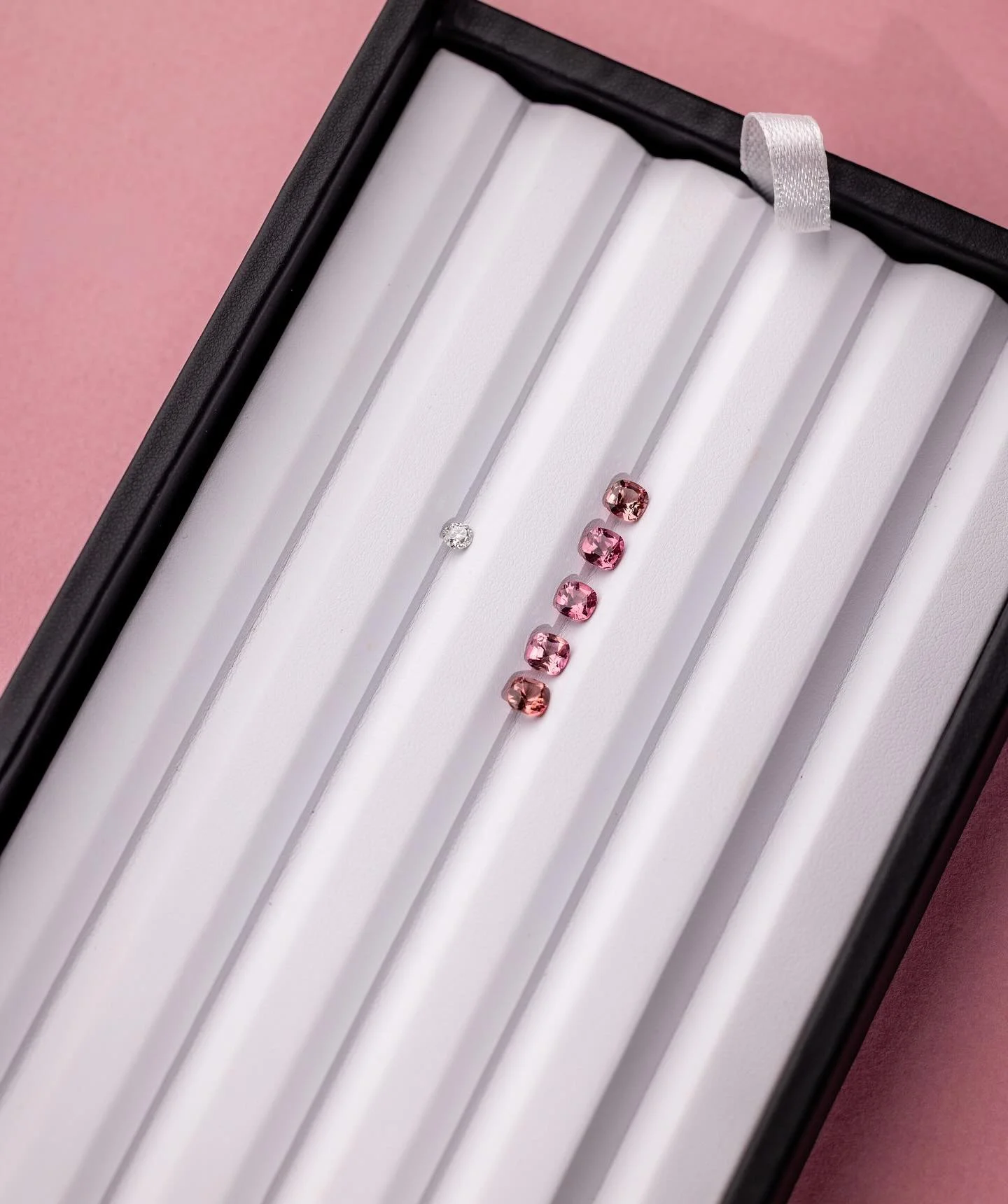 La collection capsule 𝕋𝕠𝕦𝕣𝕞𝕒𝕝𝕚𝕟𝕖𝕤 𝕣𝕠𝕤𝕖𝕤 sera disponible &agrave; partir du 1er novembre prochain.

Il s&rsquo;agit d&rsquo;une micro collection autour de cinq tourmalines naturelles taille coussin aux nuances oscillant entre le rose e