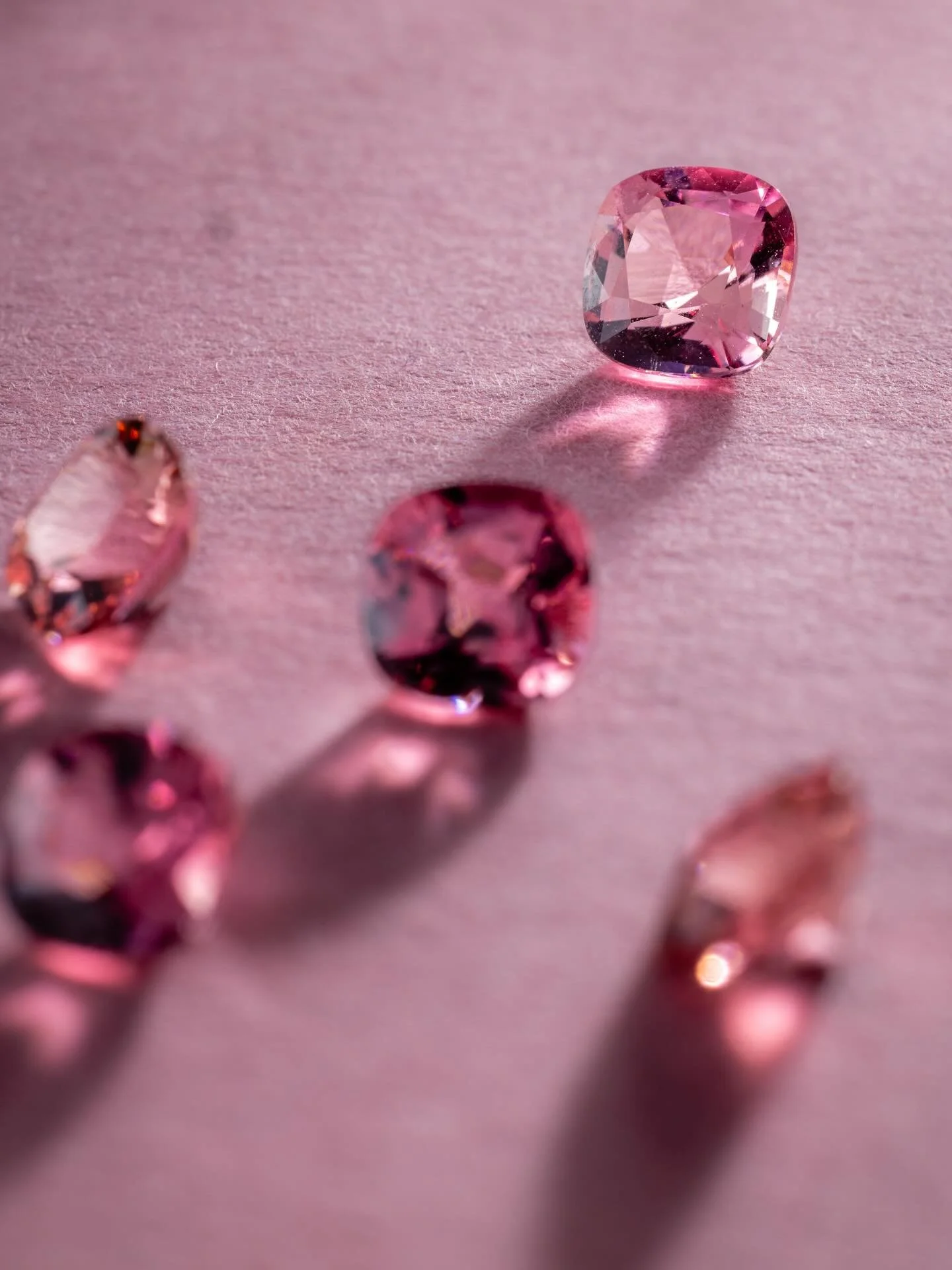 Cinq tourmalines pour cinq bijoux semi-mesure.

&Agrave; d&eacute;couvrir bient&ocirc;t&hellip;

📸 @maximeflori