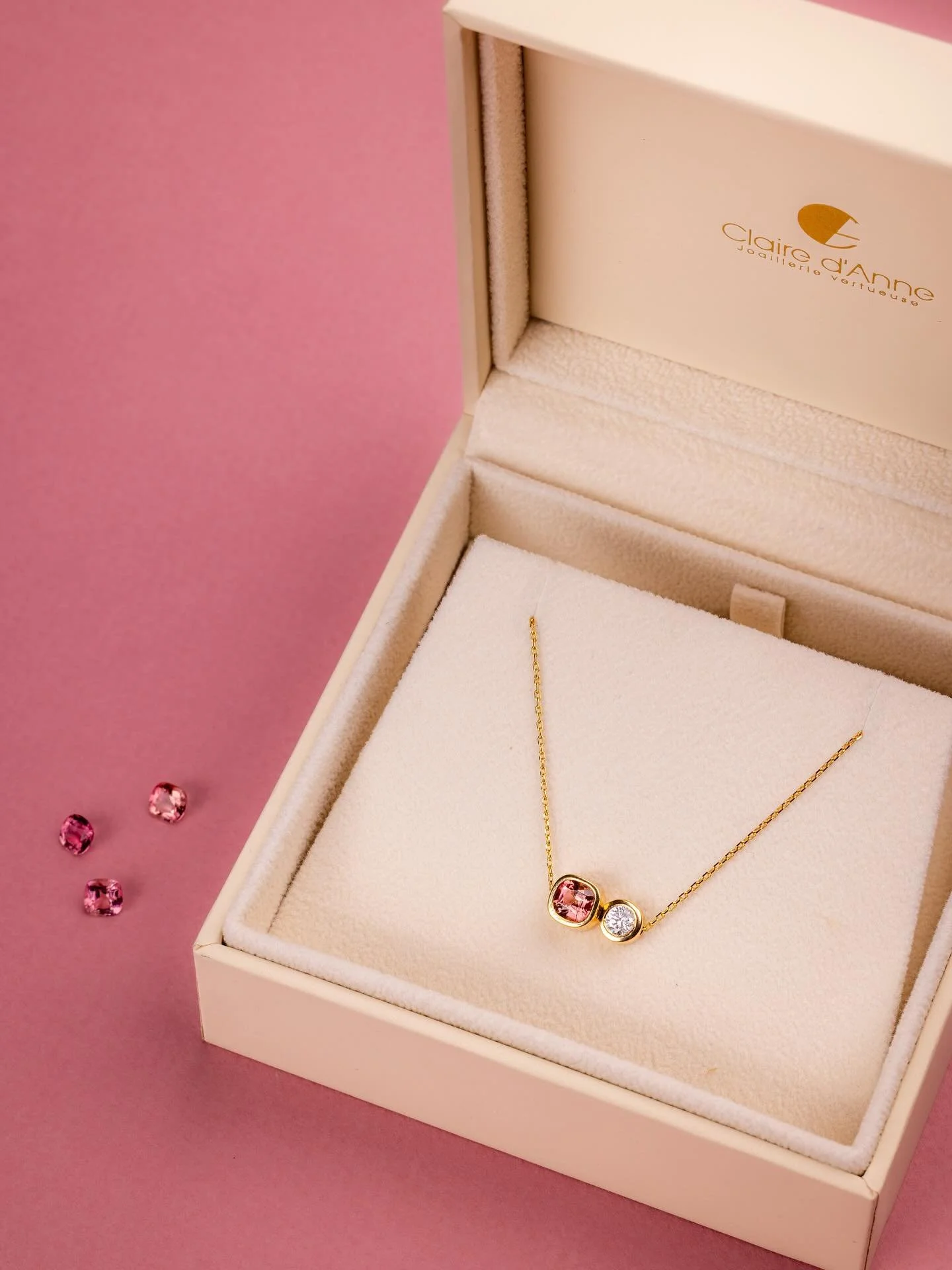 | Collection capsule &ndash; Tourmalines Roses |

&Eacute;dition ultra-limit&eacute;e | 5 pi&egrave;ces uniques

Cette capsule met &agrave; l&rsquo;honneur un motif signature : une tourmaline aux reflets entre rose pamplemousse et p&ecirc;che, associ