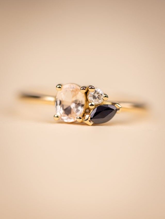 M&ecirc;me si les cr&eacute;ations sur-mesure ne sont plus ouvertes pour No&euml;l, l&rsquo;atelier continue de donner vie &agrave; de belles histoires. 

Ici, un bijou imagin&eacute; &agrave; partir d&rsquo;un ancien collier transform&eacute; en bag