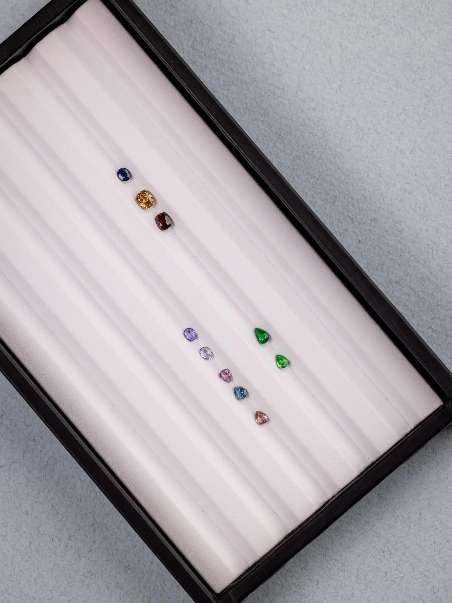 Offrir une pierre, c&rsquo;est offrir la premi&egrave;re &eacute;tape d&rsquo;un bijou sur-mesure.

 Il y a toujours quelque chose de magique quand on la d&eacute;couvre; se plonger dans sa couleur, observer ses reflets et les d&eacute;tails de sa ta