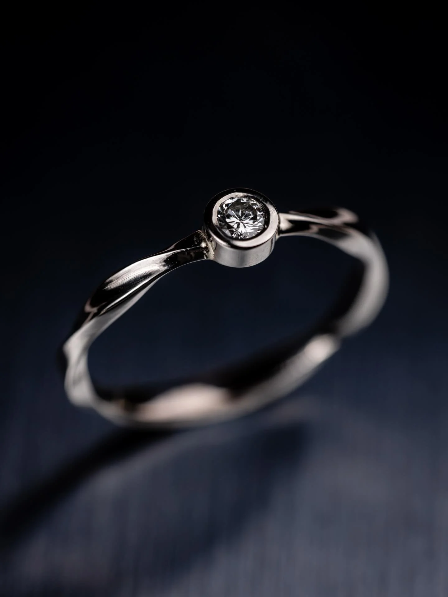 Nouvelle cr&eacute;ation fra&icirc;chement sortie de l&rsquo;atelier.

Voici la transformation r&eacute;alis&eacute;e pour une cliente d&eacute;sormais fid&egrave;le : 

La bague de fian&ccedil;ailles de ma cliente &eacute;tait &agrave; l&rsquo;origi