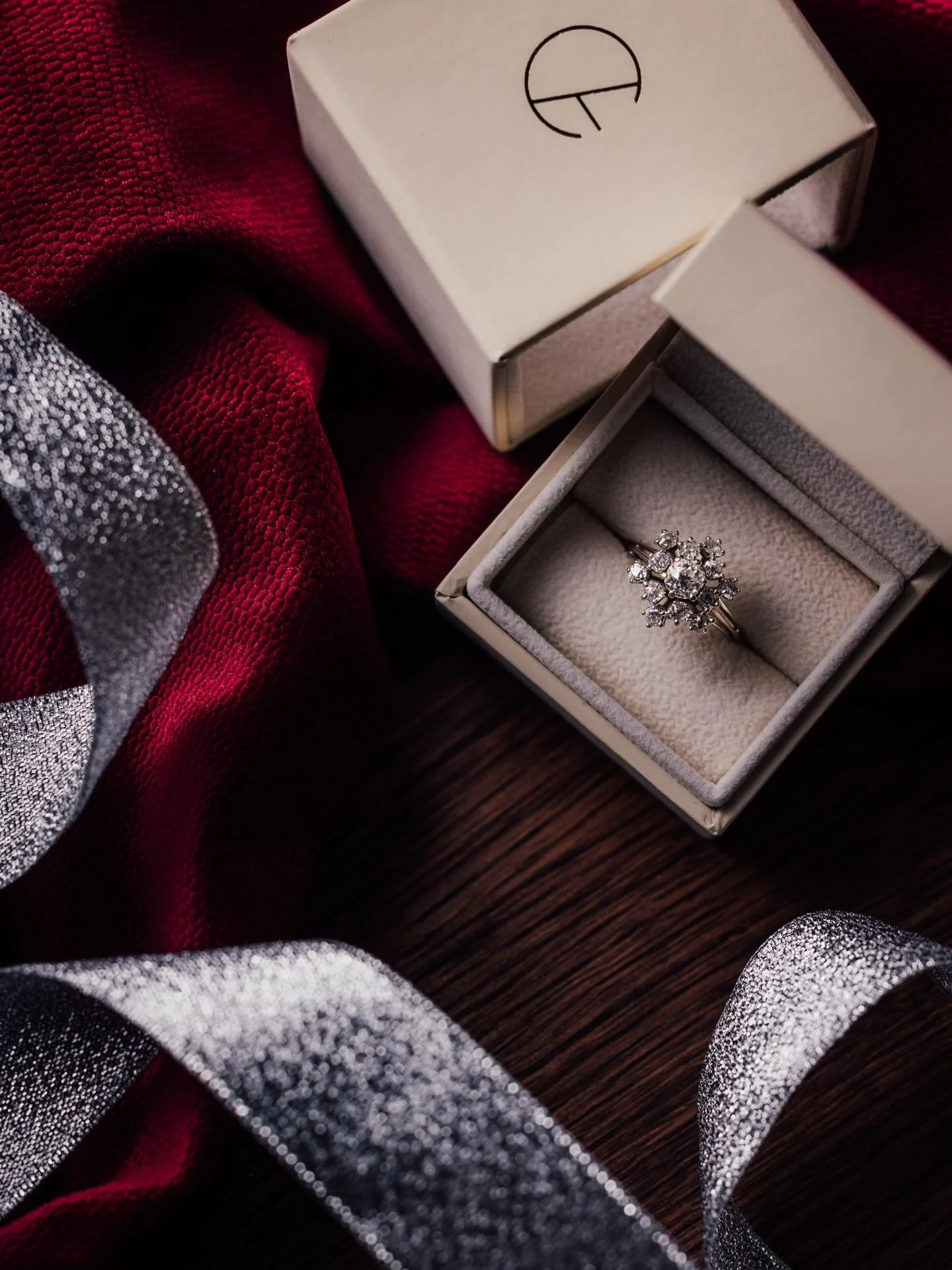 Il est encore temps d&rsquo;offrir cette merveille pour No&euml;l.

Le Flocon - bague des ann&eacute;es 50 en or blanc et diamants taille ancienne. 

Si le tour de doigt ne convient, nous pourrons toujours faire la mise &agrave; taille apr&egrave;s l