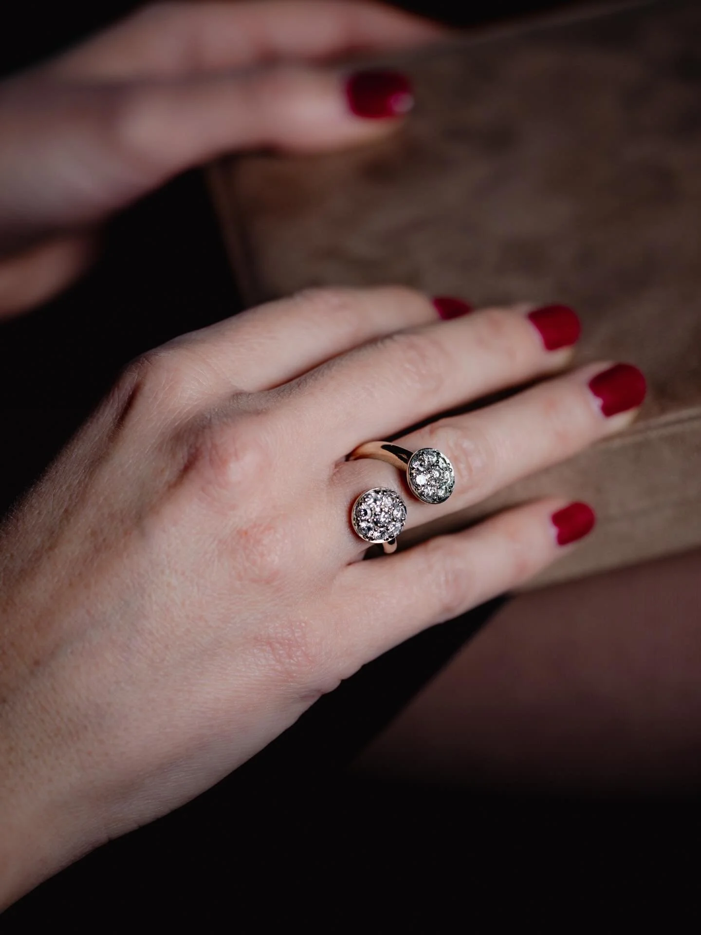 ~ Bague Toi &amp; Moi ~

Une ode &agrave; l&rsquo;amour et &agrave; l&rsquo;&eacute;clat.

Ce mod&egrave;le est une bague d&rsquo;&eacute;poque contemporaine en or gris 18 carats pav&eacute;e de diamants.

C&rsquo;est une pi&egrave;ce de caract&egrav