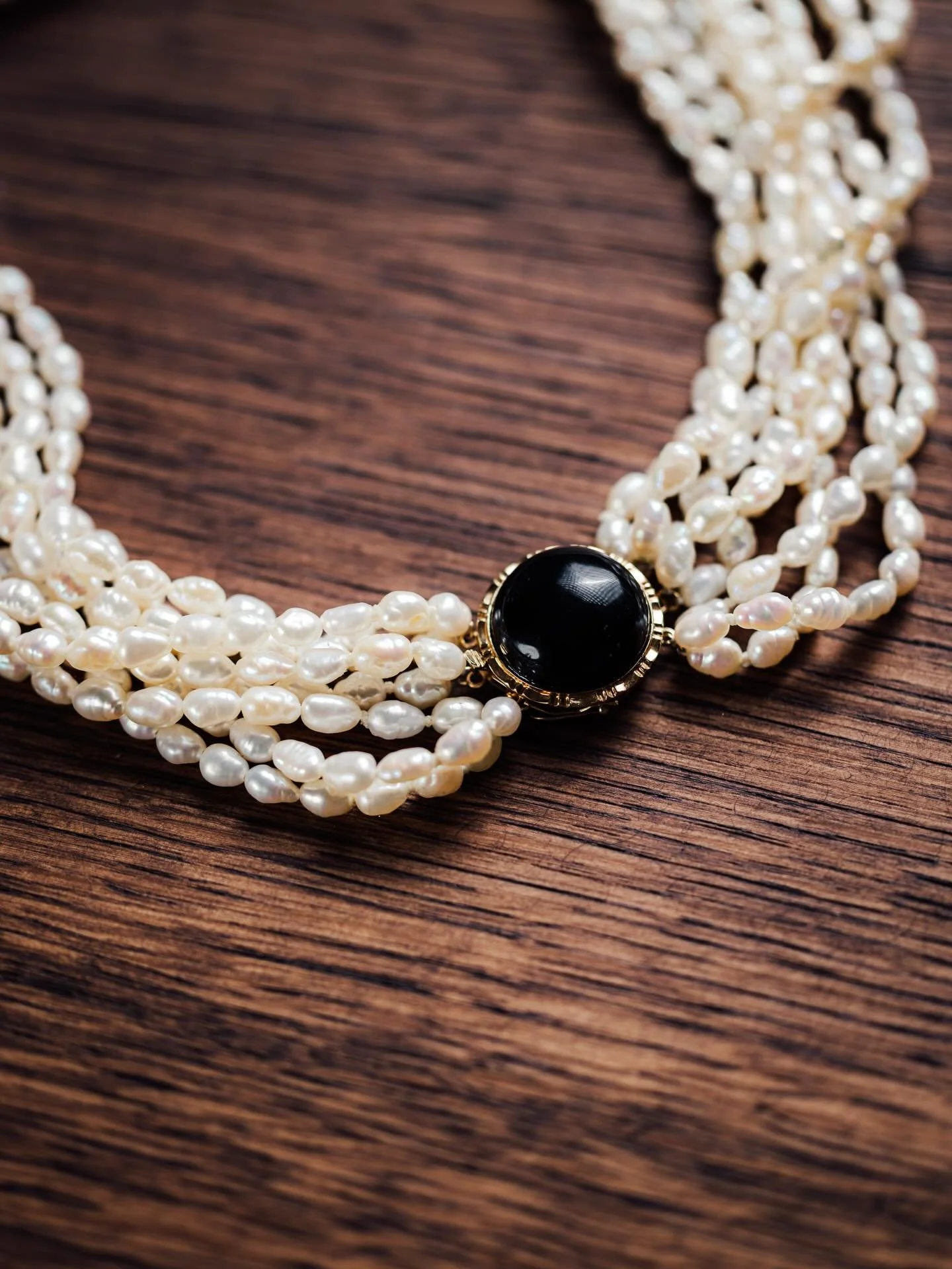 ~ P&eacute;pite vintage ~ 

Les perles n&rsquo;ont pas d&rsquo;&acirc;ge.

Elles &eacute;voluent avec l&rsquo;histoire du bijou, oscillant entre classicisme et modernit&eacute;, sans jamais perdre leur &eacute;clat.

Ce collier vintage en multirangs 