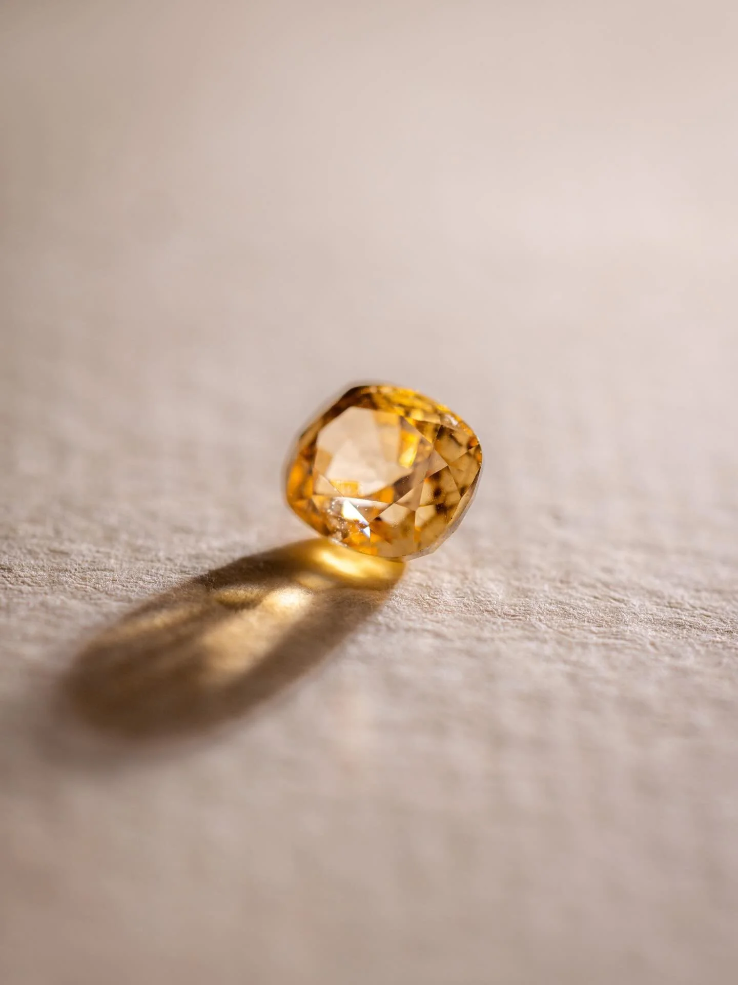 - FOCUS -

On le confond souvent avec l&rsquo;oxyde de zirconium, son homonyme synth&eacute;tique servant &agrave; imiter le diamant, sans r&eacute;el lien avec lui.

Et pourtant, le zircon est une pierre fine naturelle, avec une brillance presque ex