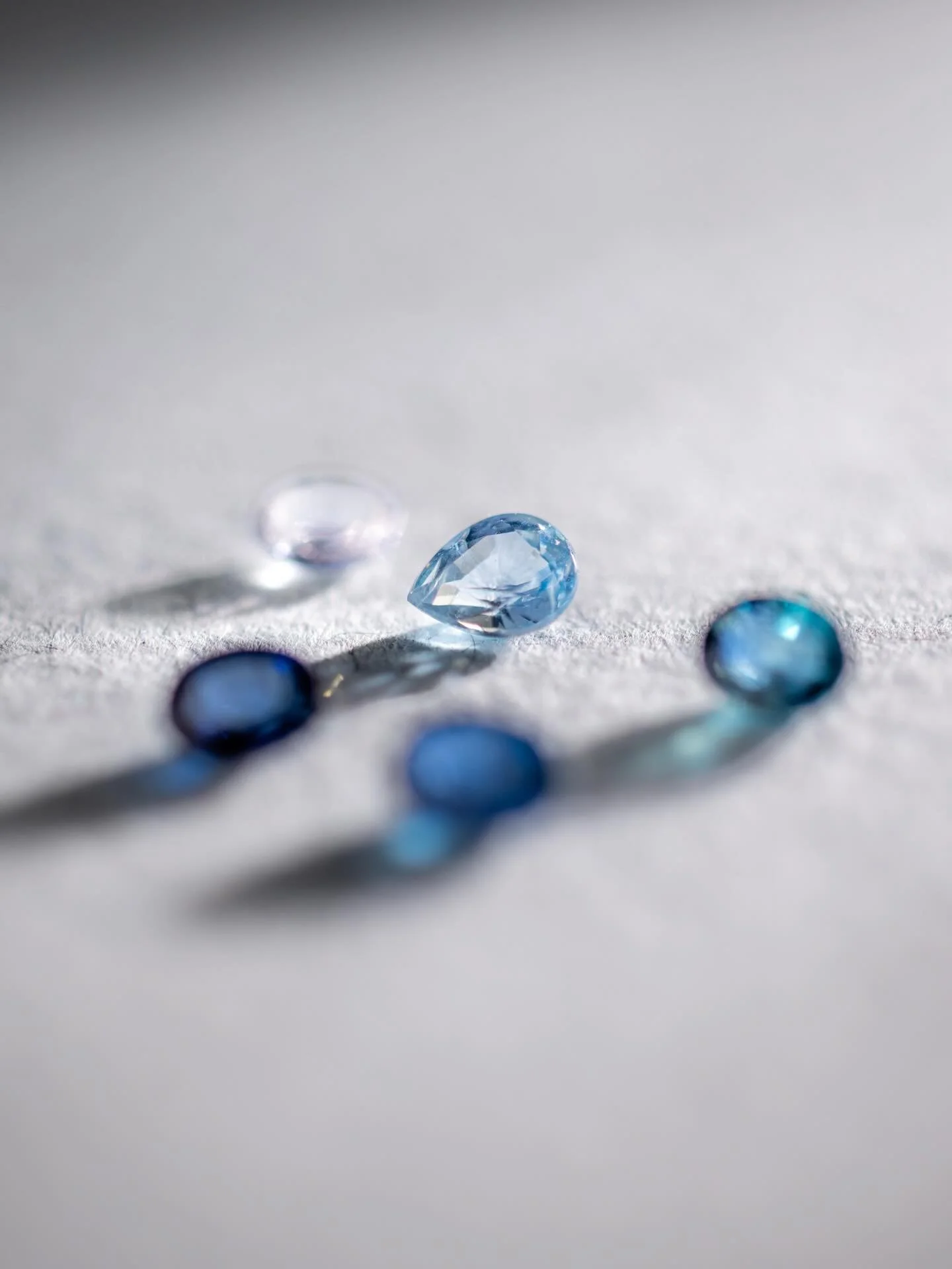 ~ LE SAPHIR BLEU ~ 

Le saphir bleu n&rsquo;est jamais tout &agrave; fait le m&ecirc;me.

Il peut &ecirc;tre profond, presque nocturne.

Ou plus clair, vibrant, lumineux.

Ce que je recherche avant tout, c&rsquo;est qu&rsquo;il capte l&rsquo;attentio