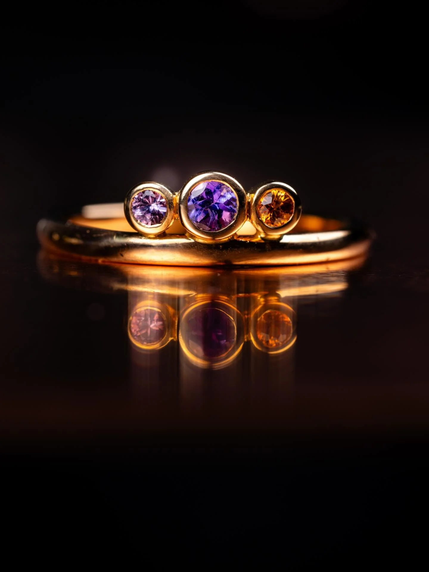 Ce bijou a &eacute;t&eacute; imagin&eacute; pour c&eacute;l&eacute;brer vingt ans de mariage.

Ma cliente a choisi chaque pierre : une tanzanite centrale, accompagn&eacute;e de deux saphirs (l&rsquo;un rose, l&rsquo;autre jaune-orang&eacute;).

Ces t