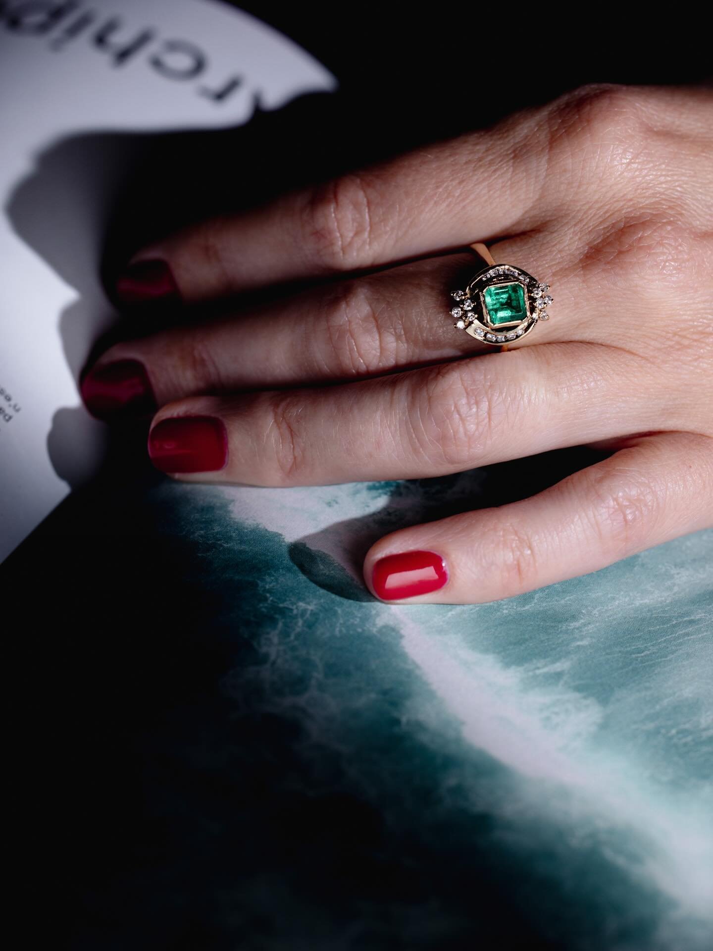 ~ Bague Le Jardin ~

Une bague vintage, &agrave; la pr&eacute;sence assum&eacute;e.

En son centre, une &eacute;meraude br&eacute;silienne taille &eacute;meraude en serti clos.

Une pierre au vert profond, marqu&eacute;e par un tr&egrave;s beau jardi