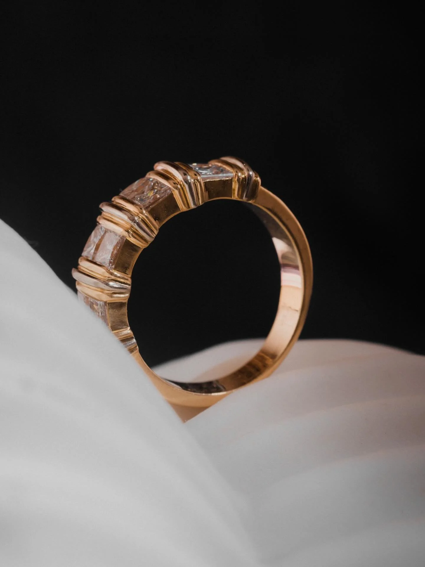 Faut-il vraiment vous convaincre de la beaut&eacute; de cette bague ?!

C&rsquo;est une pi&egrave;ce rare des ann&eacute;es 90 de chez Cartier.

Elle poss&egrave;de des lignes sobres mais les deux rang&eacute;es de diamants taille princesse qui la co