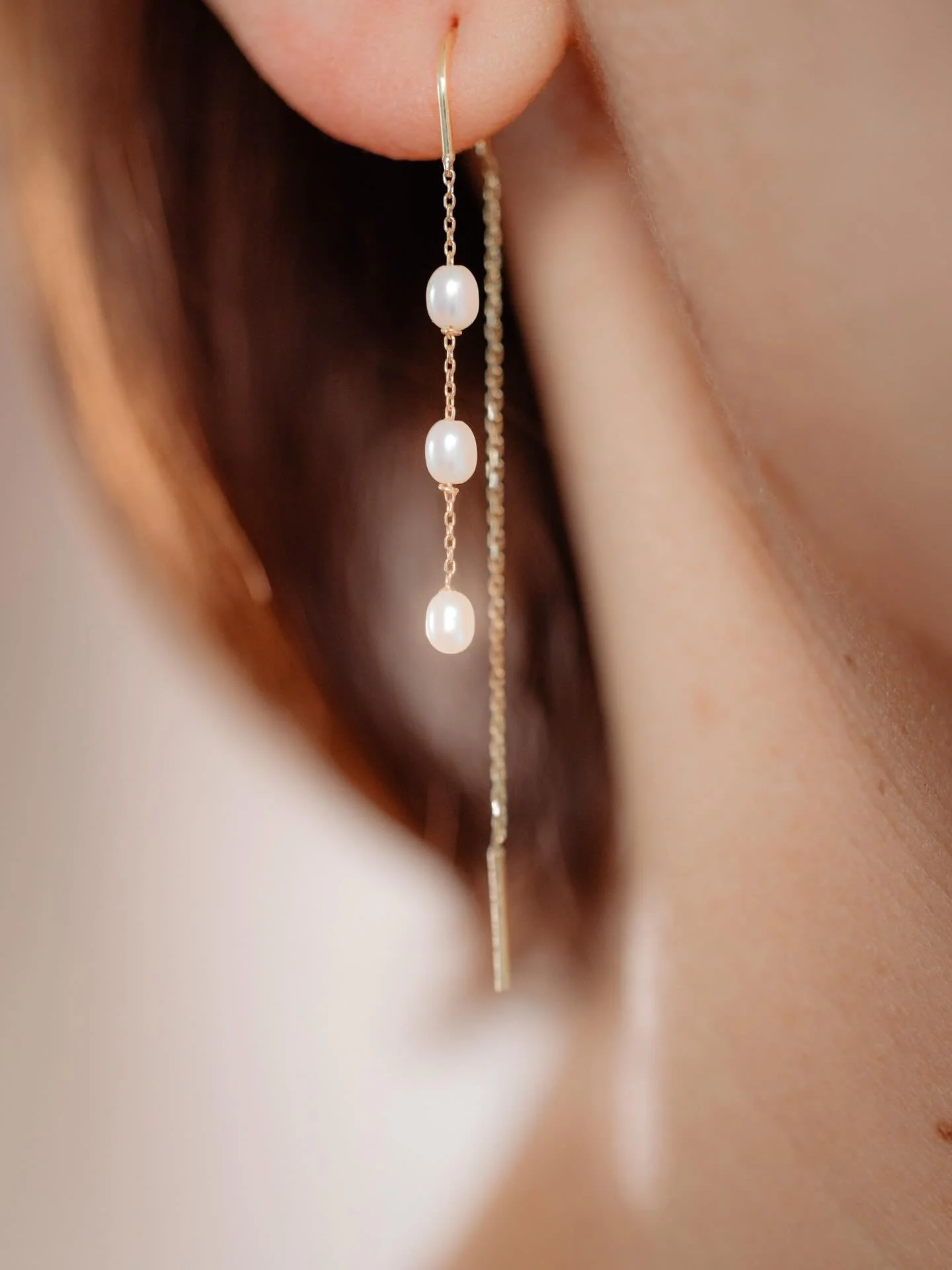 ~ Transformation partielle d&rsquo;un bijou existant ~

Sophie est venue me voir avec une paire de boucles d&rsquo;oreilles en perles d&rsquo;eau douce mont&eacute;es sur une cha&icirc;ne en or jaune.

Les perles &eacute;taient jolies.

Le mod&egrave