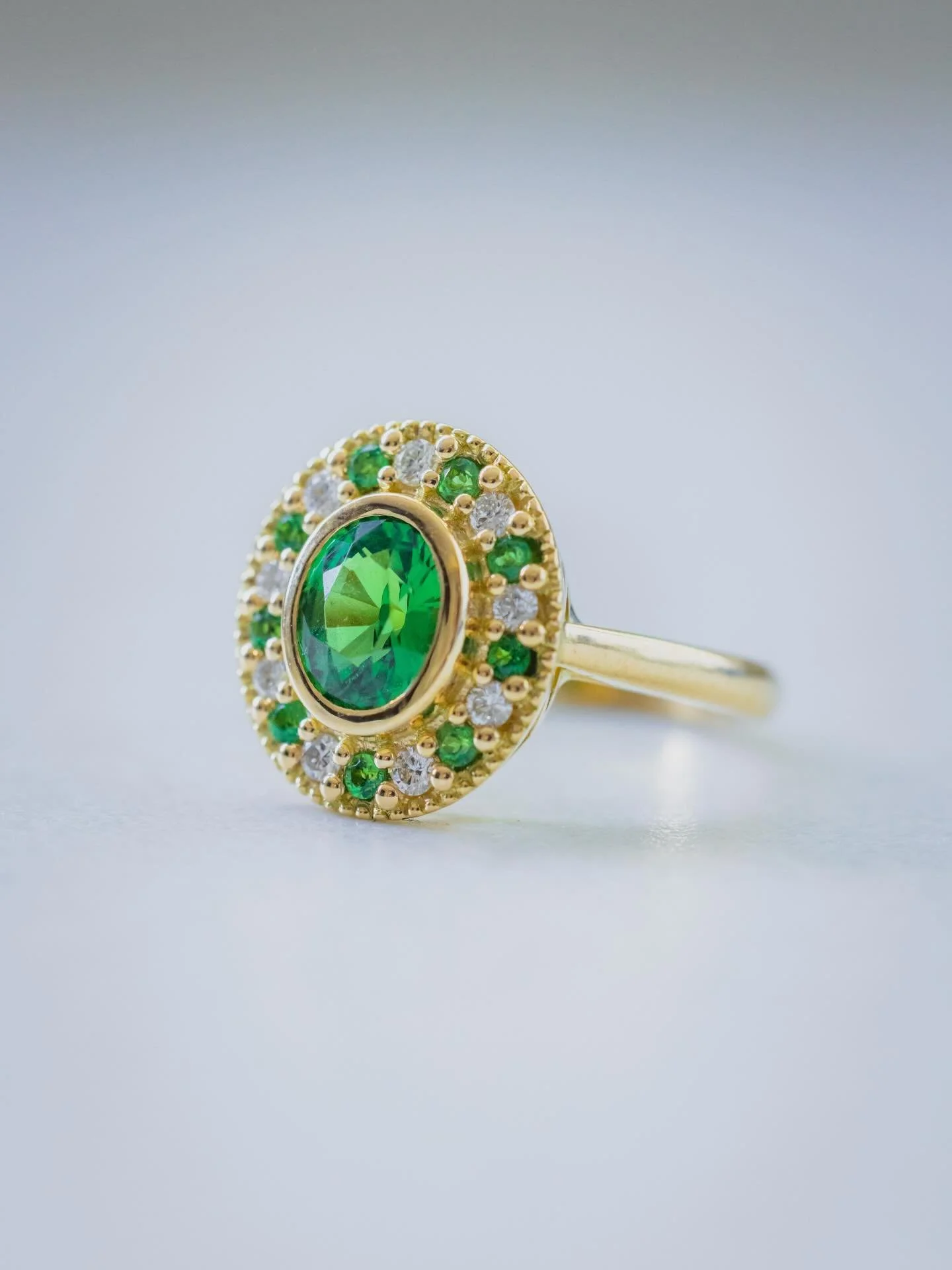 Cr&eacute;er une bague de fian&ccedil;ailles ne devrait jamais &ecirc;tre un choix standard.

Chaque histoire m&eacute;rite une pierre choisie avec intention, un dessin pens&eacute; pour celle qui la portera et une fabrication exigeante.

Du choix du