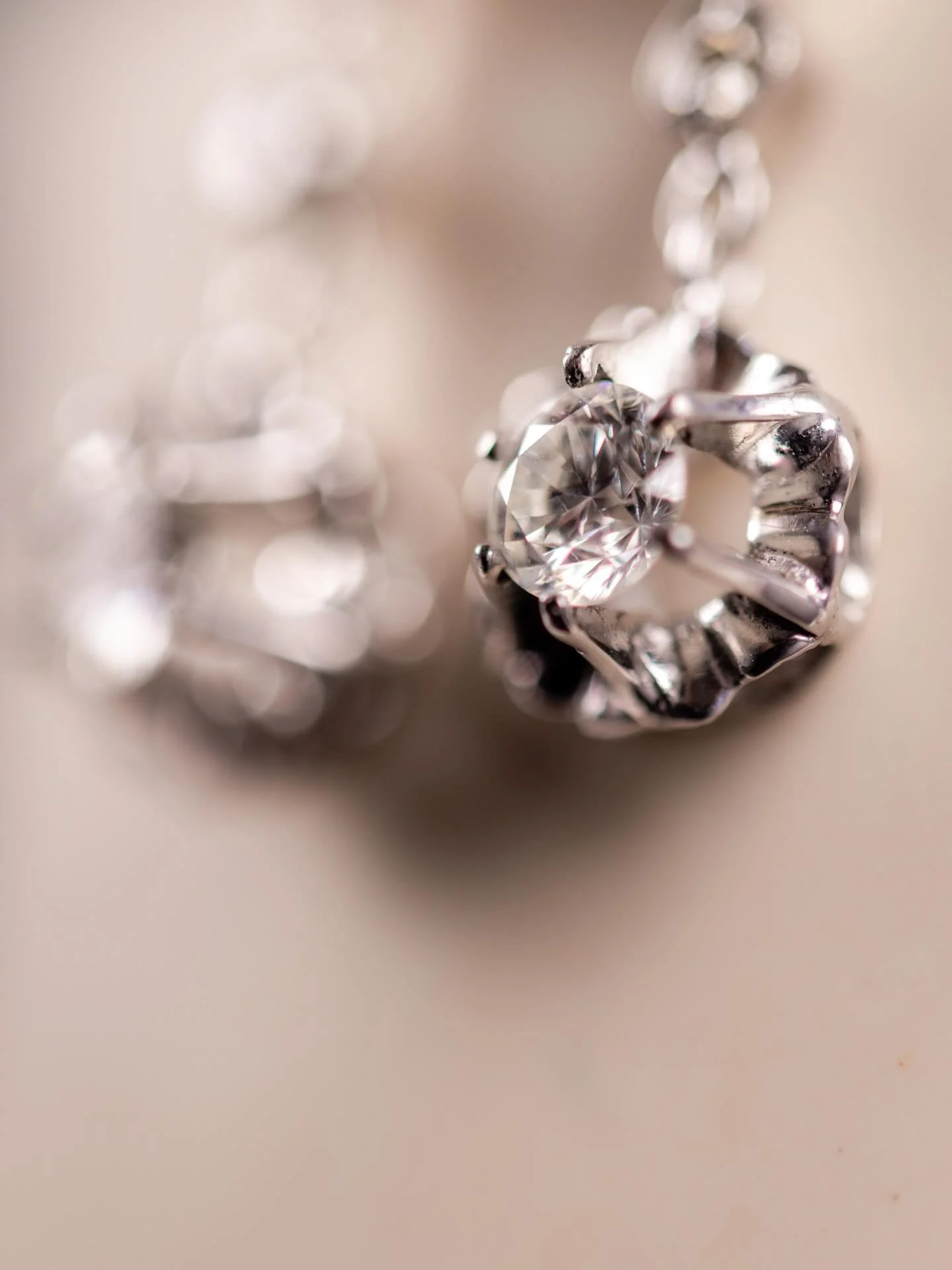 ~ Transformation partielle ~

Lily s&rsquo;est pr&eacute;sent&eacute;e au showroom avec une paire de boucles d&rsquo;oreilles h&eacute;rit&eacute;e, au dessin complexe et peu adapt&eacute;e &agrave; un port quotidien.

Le projet consistait &agrave; s