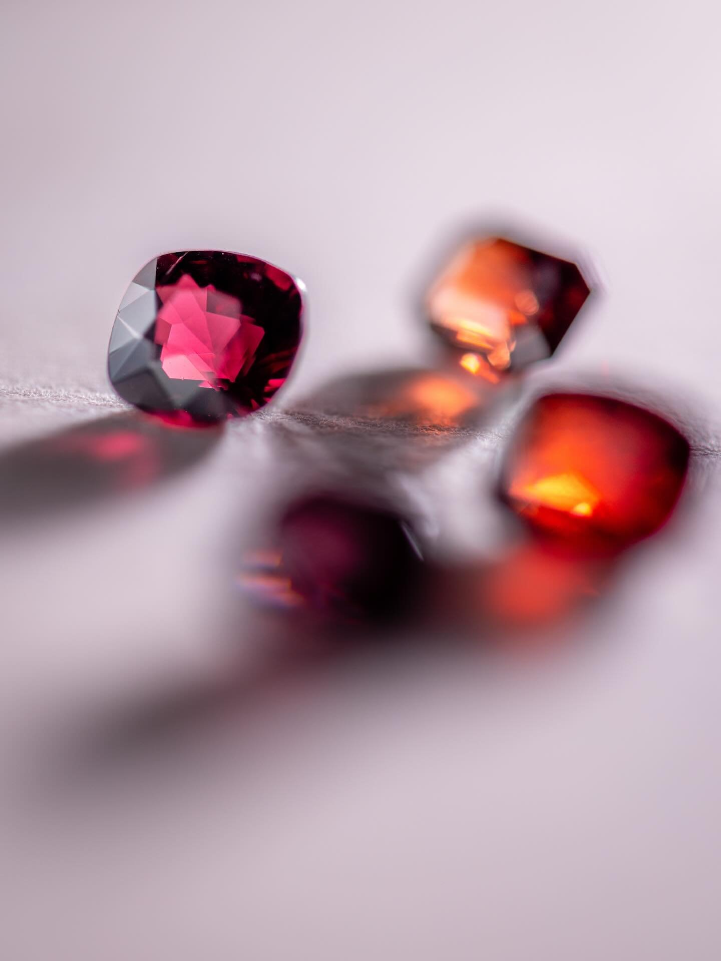 ~ Focus pierre &ndash; Spinelle rouge ~

Le spinelle rouge est souvent m&eacute;connu.

Longtemps confondu avec le rubis, il poss&egrave;de pourtant sa propre identit&eacute;.

Sa couleur peut aller d&rsquo;un rouge franc &agrave; des nuances plus pr