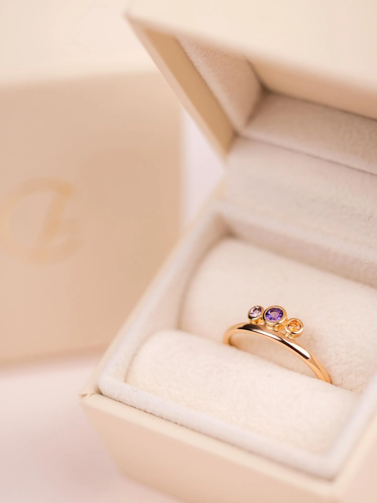 En bijouterie classique, vous achetez un produit fini. 

Chez Claire d&rsquo;Anne, vous achetez une aventure humaine et technique.

Quand je dessine pour vous, je ne cherche pas &agrave; faire &lsquo;joli&rsquo;. 

Je cherche l&rsquo;&eacute;quilibre