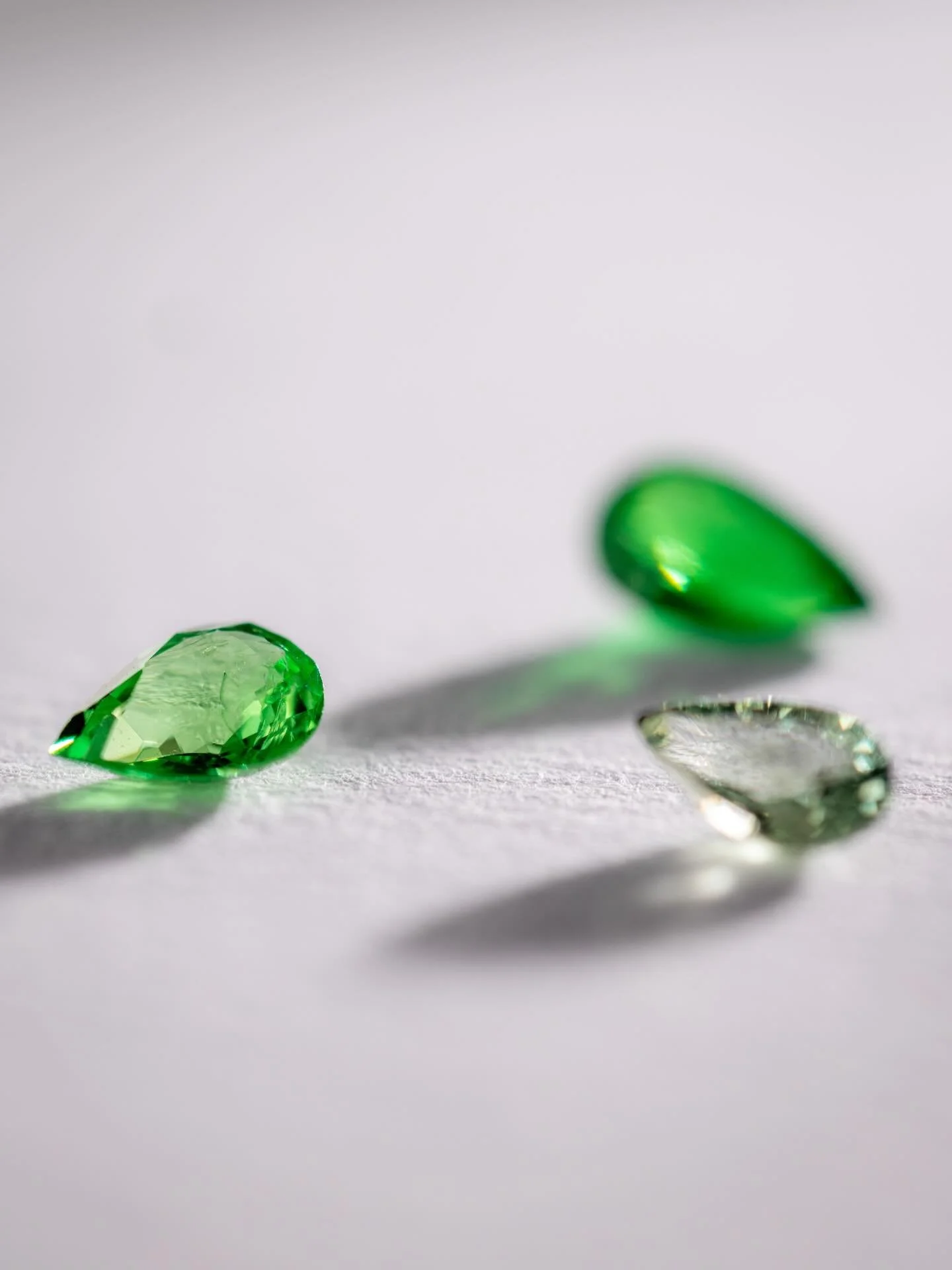 Plus rare et &eacute;clatante que l&rsquo;&eacute;meraude : la Tsavorite.

D&eacute;couverte en 1967 aux fronti&egrave;res du Kenya et de la Tanzanie, cette pierre tient son nom du parc national de Tsavo.

Pourquoi la choisir ?

- Son &eacute;clat : 