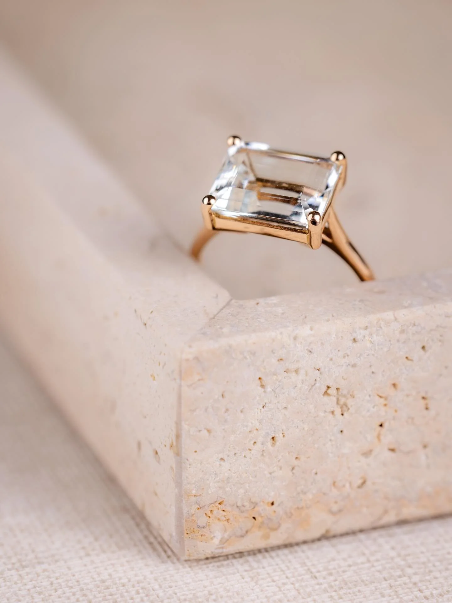 ~ Transformation de bijou ~

La bague de Chantal 56 ans apr&egrave;s.

Transformer un bijou peut faire peur.

C&rsquo;est souvent ce que me disent mes clients : peur que les mat&eacute;riaux soient ab&icirc;m&eacute;s, peur que le joaillier remplace 