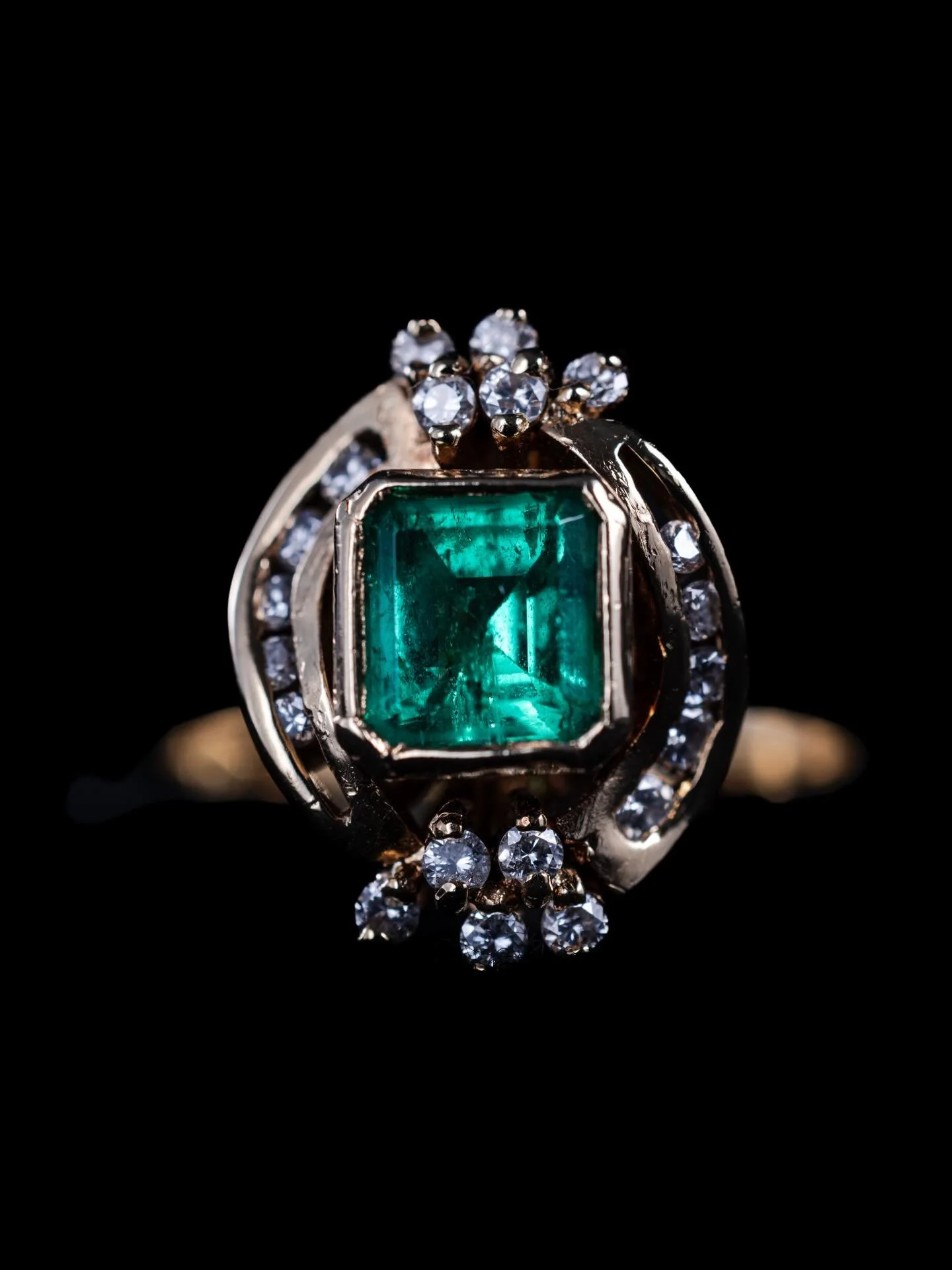 Vibrez, tant qu&rsquo;il en est encore temps. 

C&rsquo;est ce que m&rsquo;inspire cette &eacute;meraude si belle et intense. 

Cette bague date du milieu du 20&egrave;me et continue de traverser les &eacute;poques sans perdre de sa beaut&eacute;. 


