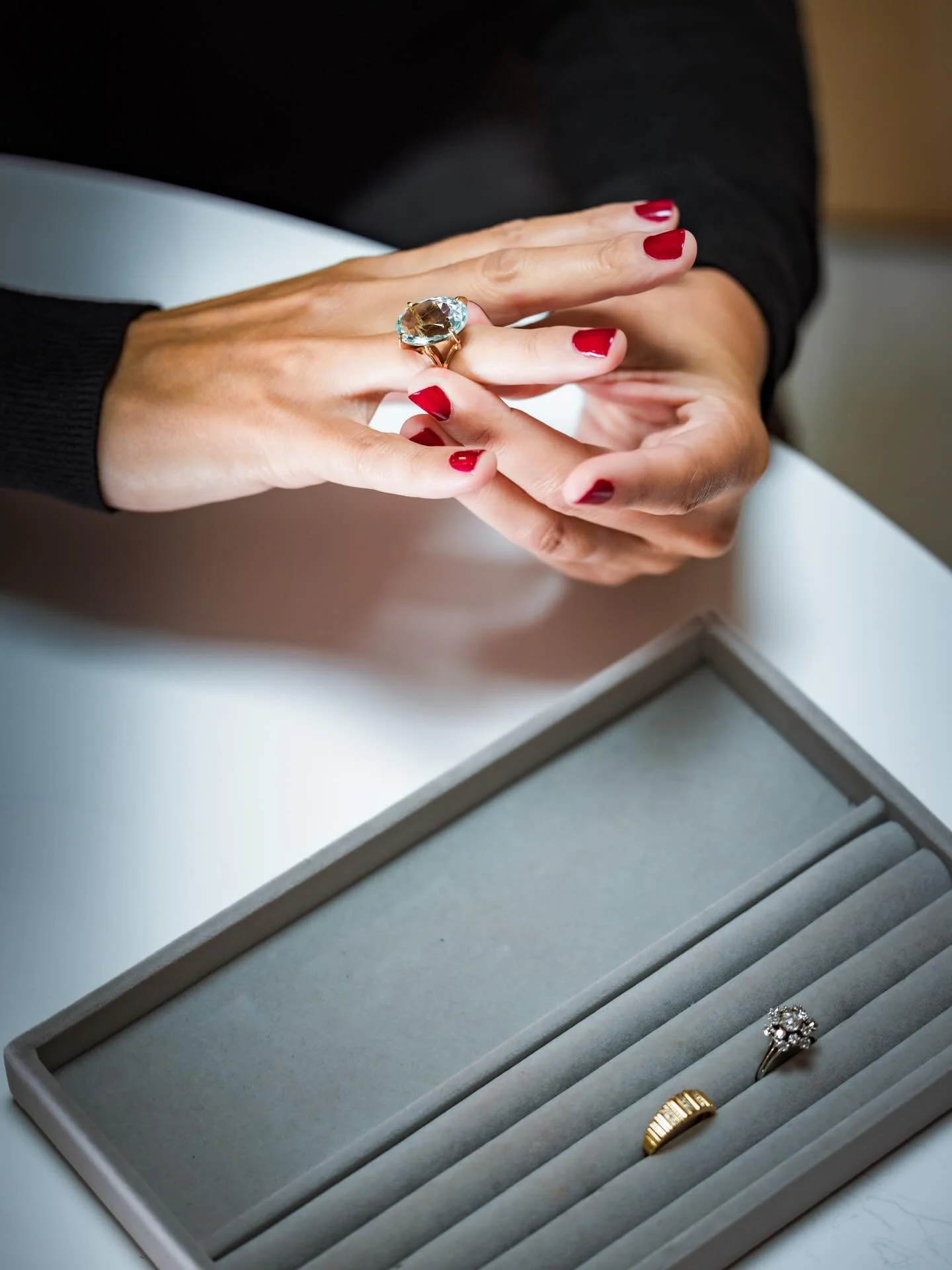 &bull; Le rendez-vous priv&eacute; &bull;

La semaine derni&egrave;re, une cliente de 75 ans est venue me voir pour un projet sur-mesure.

Elle m&rsquo;a expliqu&eacute; qu&rsquo;elle a r&ecirc;v&eacute; toute sa vie d&rsquo;avoir une bague avec des 