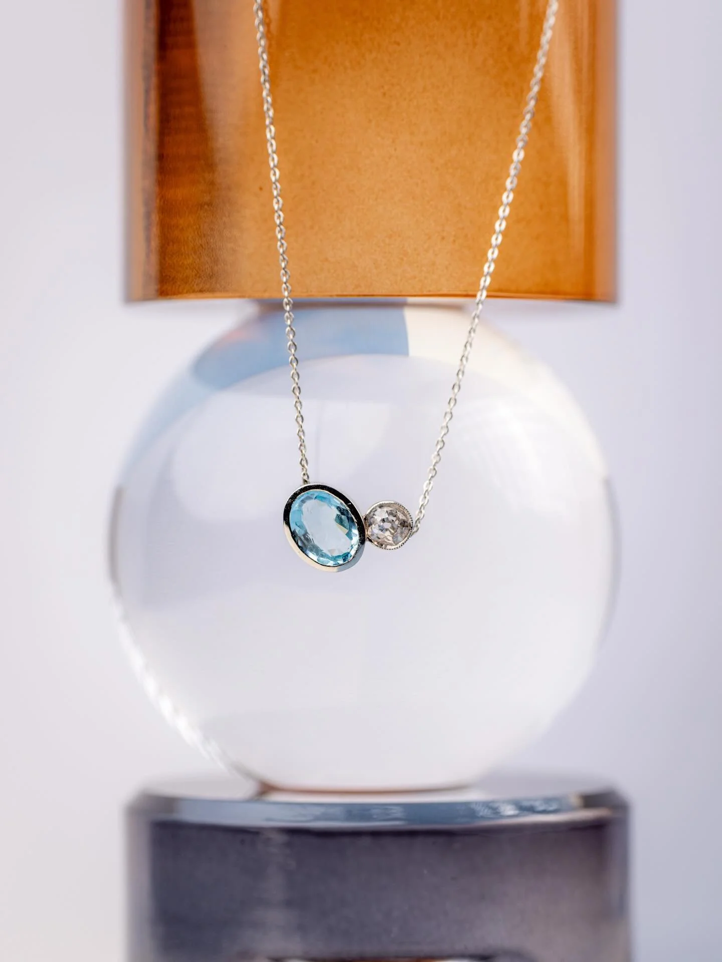 TRANSFORMATION DE BIJOUX

Les bagues des grands-m&egrave;res de Valentine r&eacute;unies dans un collier

Valentine est venue me voir avec deux bagues qui appartenaient &agrave; ses grand-m&egrave;res. L&rsquo;une, un Toi &amp; Moi en platine serti d