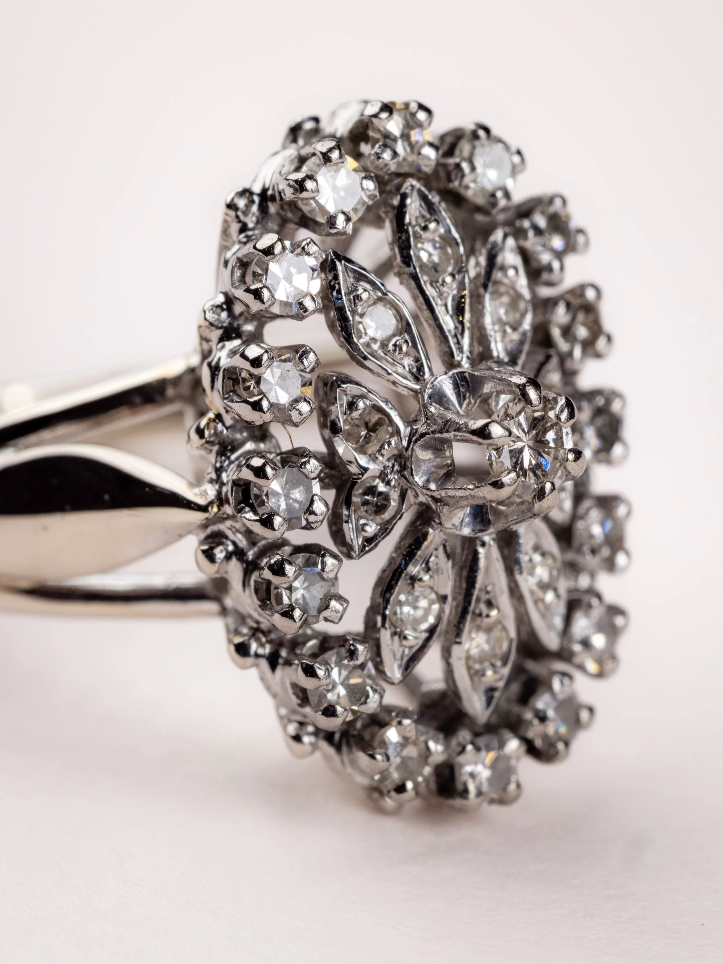 Pourquoi je propose une gamme de bijoux anciens ?

Car j&rsquo;ai une passion pour le beau, les objets qui ont du sens et les savoir-faire artisanaux.

J&rsquo;ai &eacute;galement une sensibilit&eacute; particuli&egrave;re &agrave; ce qui nous lie, &