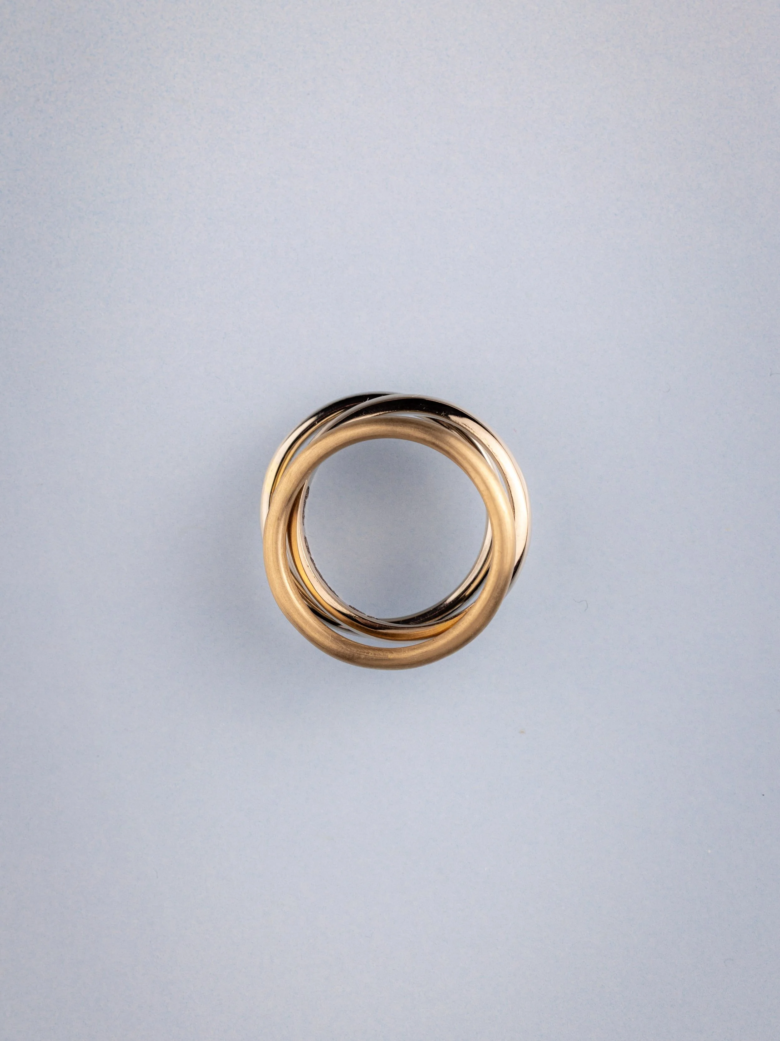 Pas de joaillerie sans or. 

Mais pour moi, l&rsquo;or n&rsquo;est pas seulement le m&eacute;tal qui servira &agrave; mettre des pierres en valeurs. 

Il est &agrave; mes yeux d&eacute;j&agrave; merveilleusement beau. Il refl&egrave;te la lumi&egrave