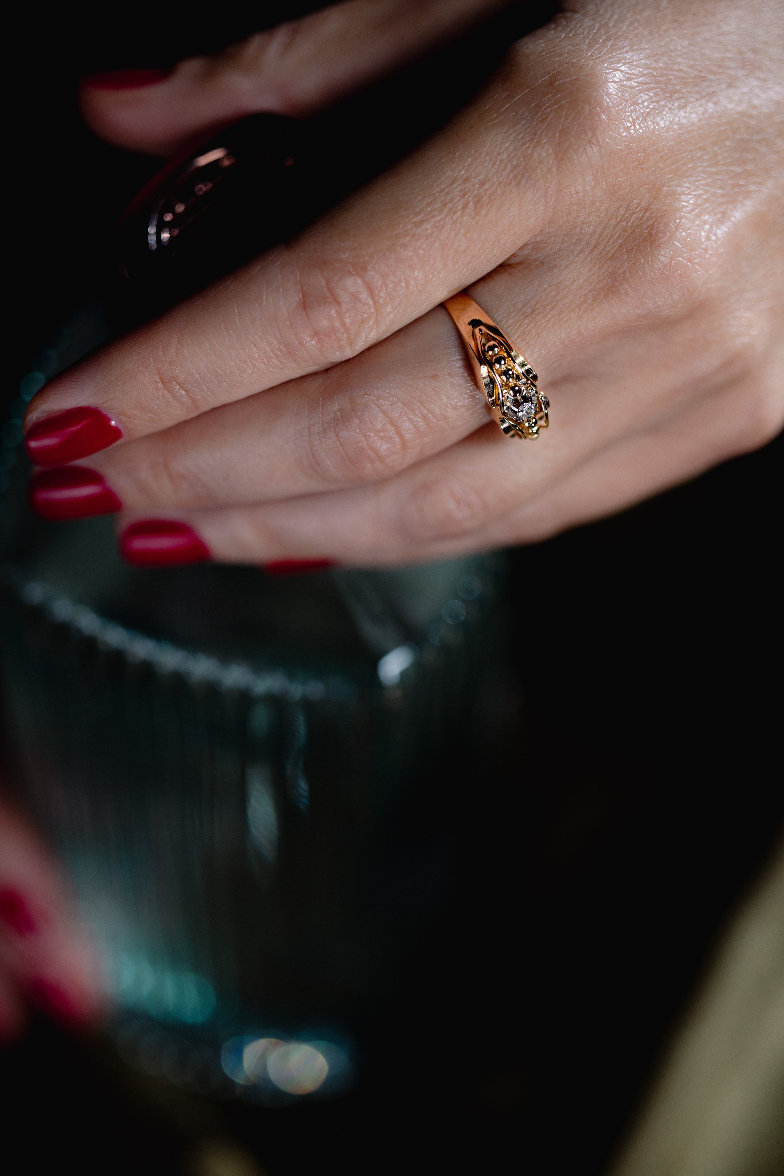 Bague en or rose portée au majeur, élégante et chic