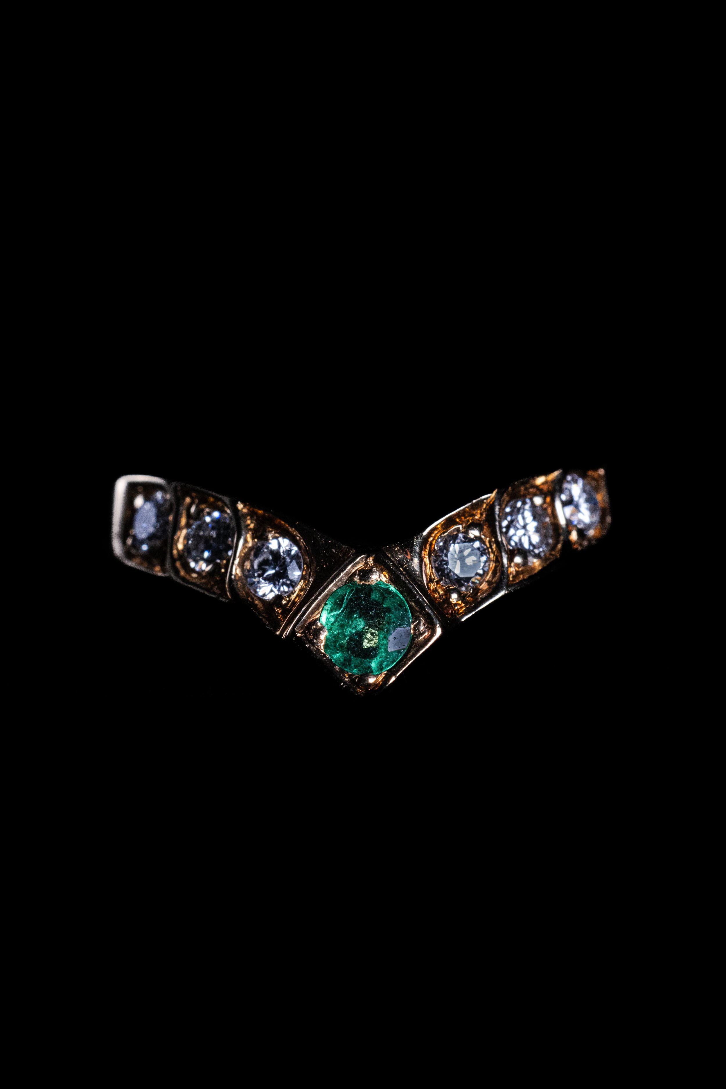 Bague vintage monture diadème en or jaune sertie de diamants taille brillant et émeraude
