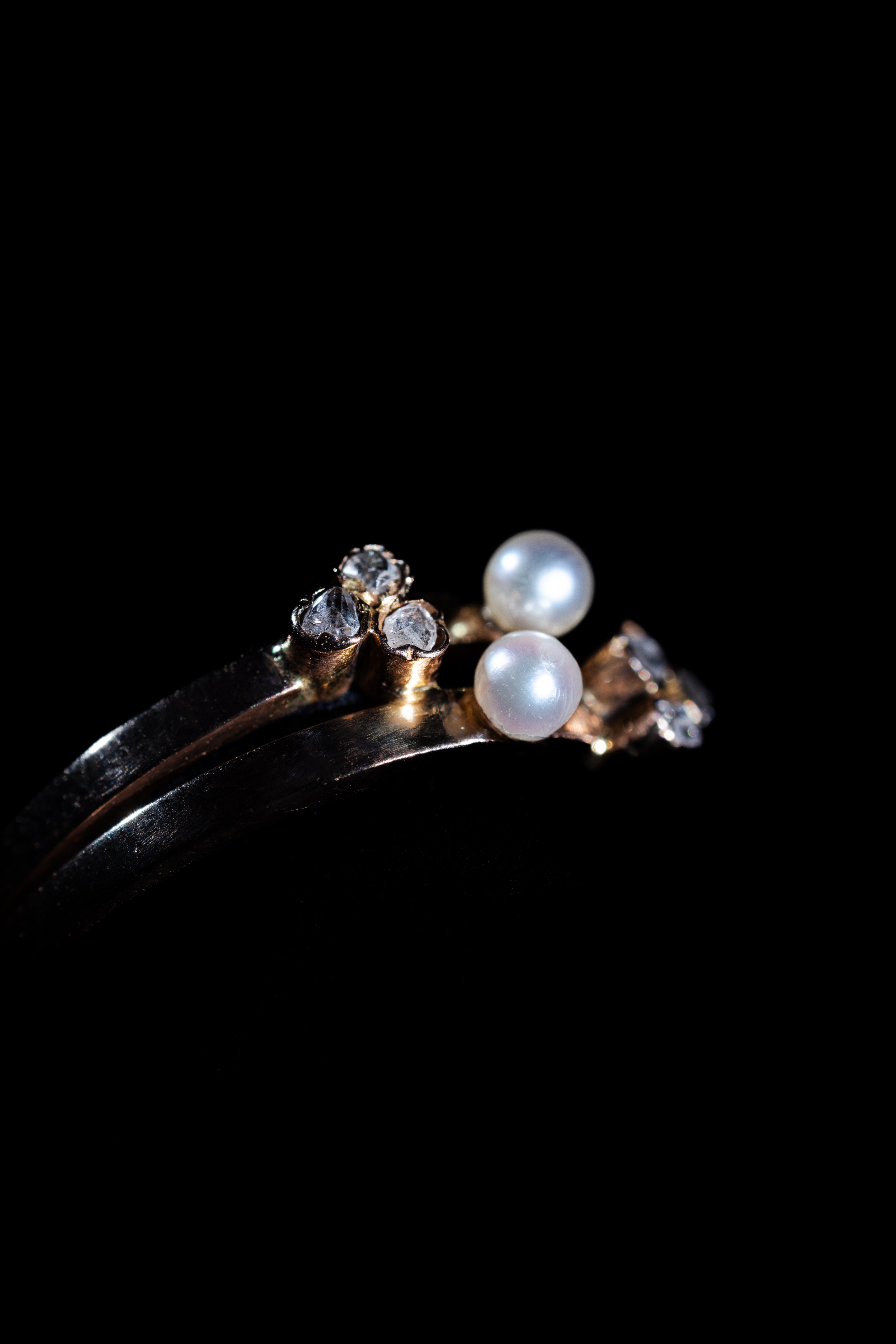 Zoom sur les perles et les roses de diamants de la bague vintage en or rose datant du début du 20ème