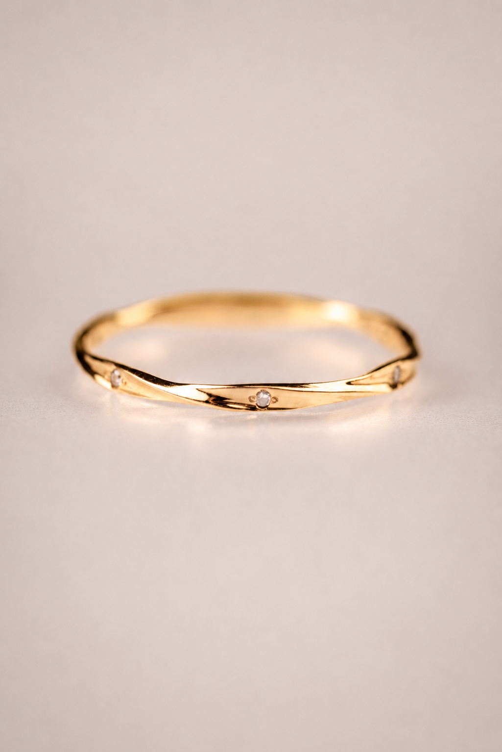 Alliance Le Fil sertie de diamants