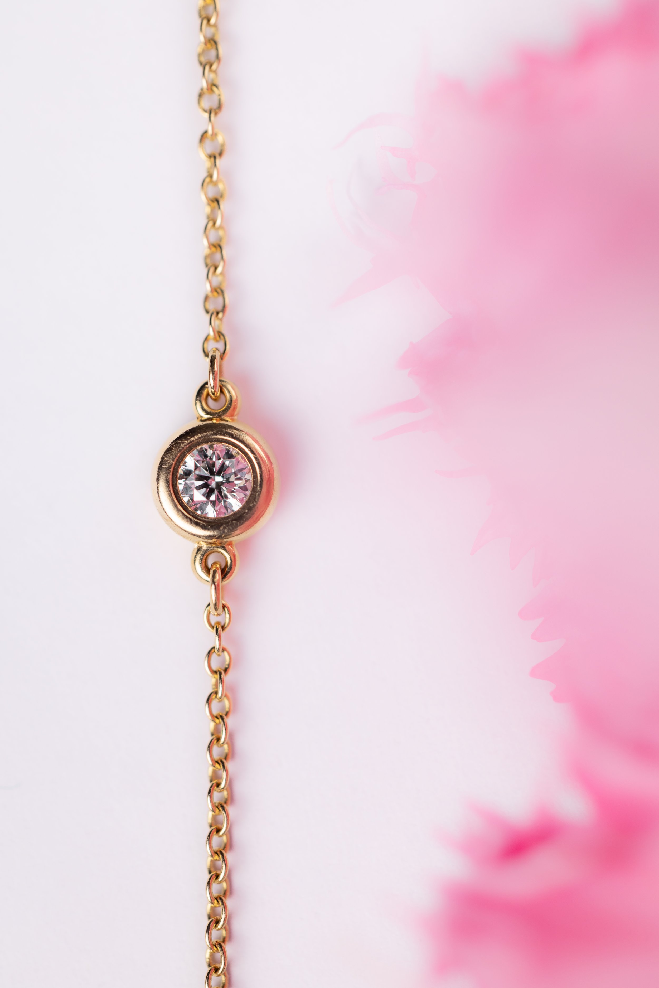 Zoom sur le diamant de 0.10 carat du bracelet en or rose 18 carats Tiffany & Co mettant en valeur l'éclat du diamant