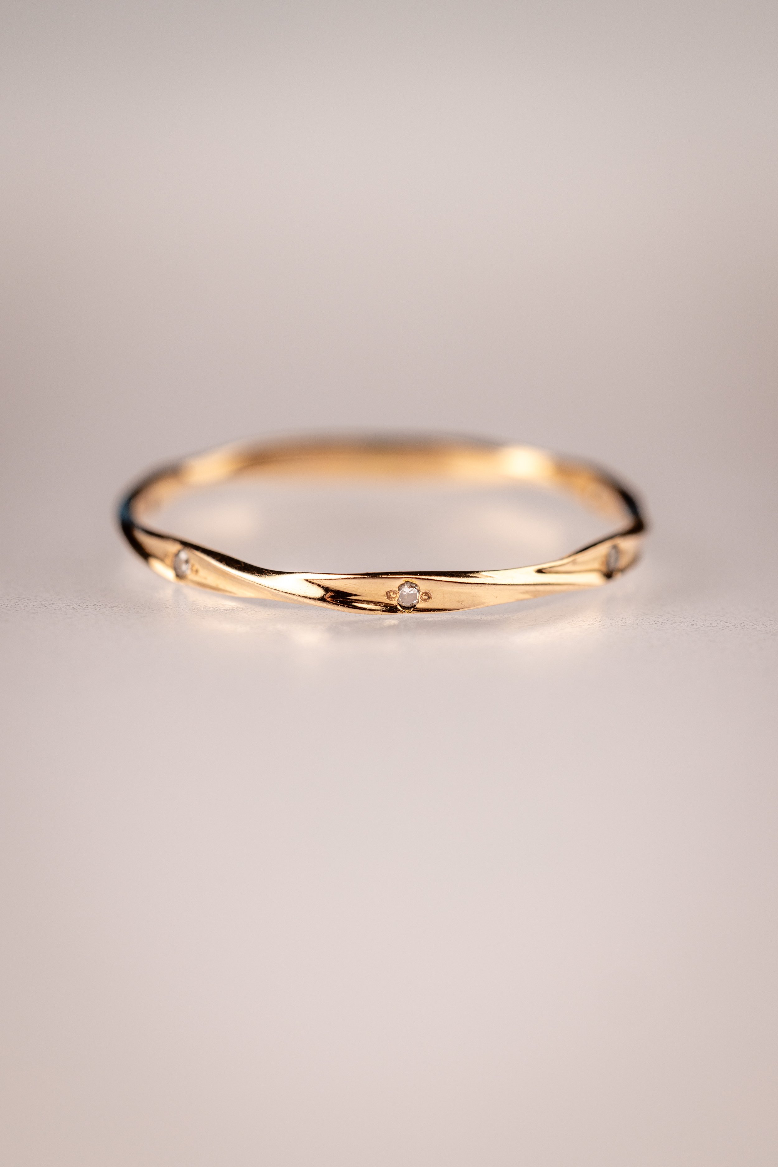 Alliance Le Fil sertie de diamants