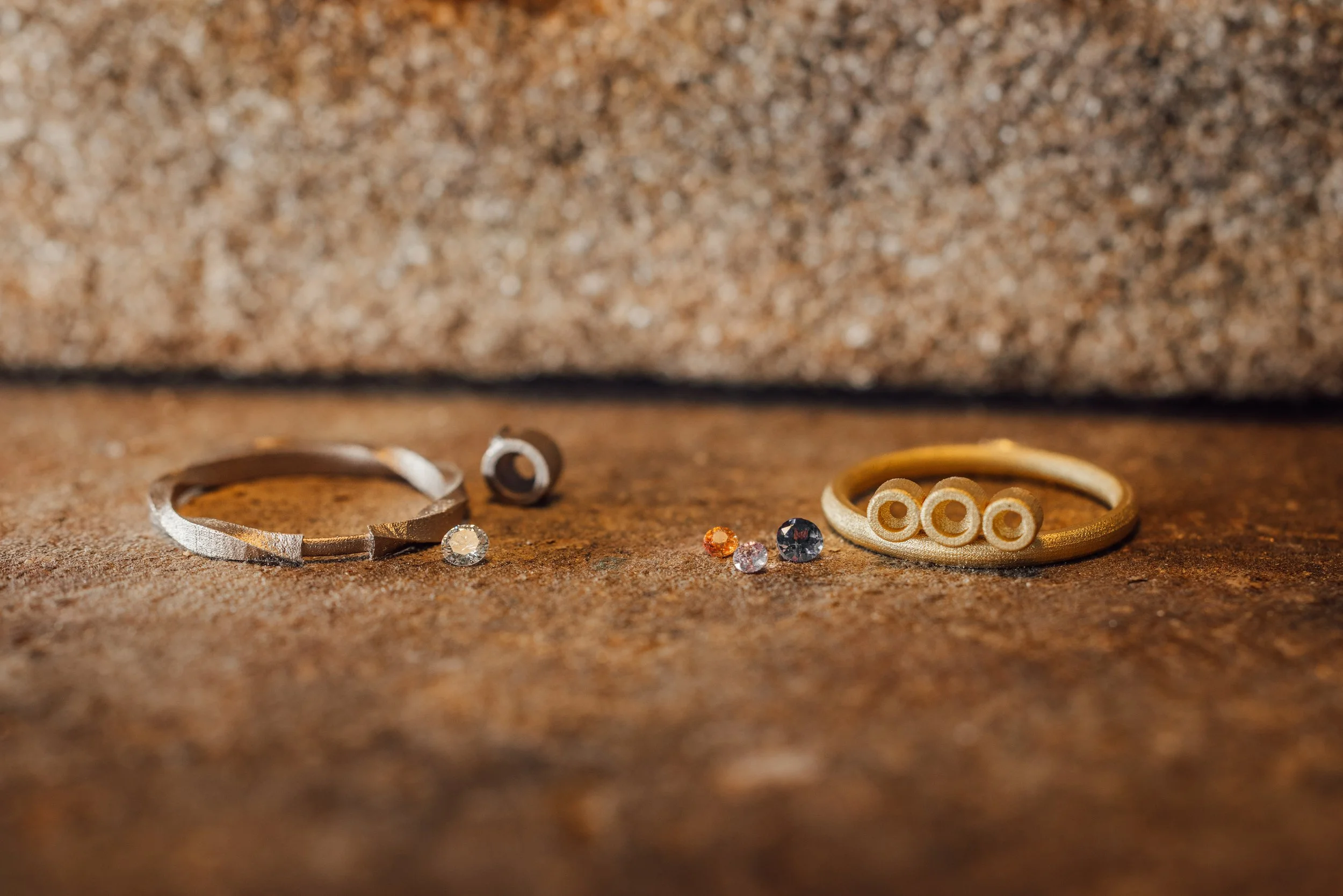 Bijoux en cours de fabrication dans un atelier joaillier saphirs et diamants dessertis