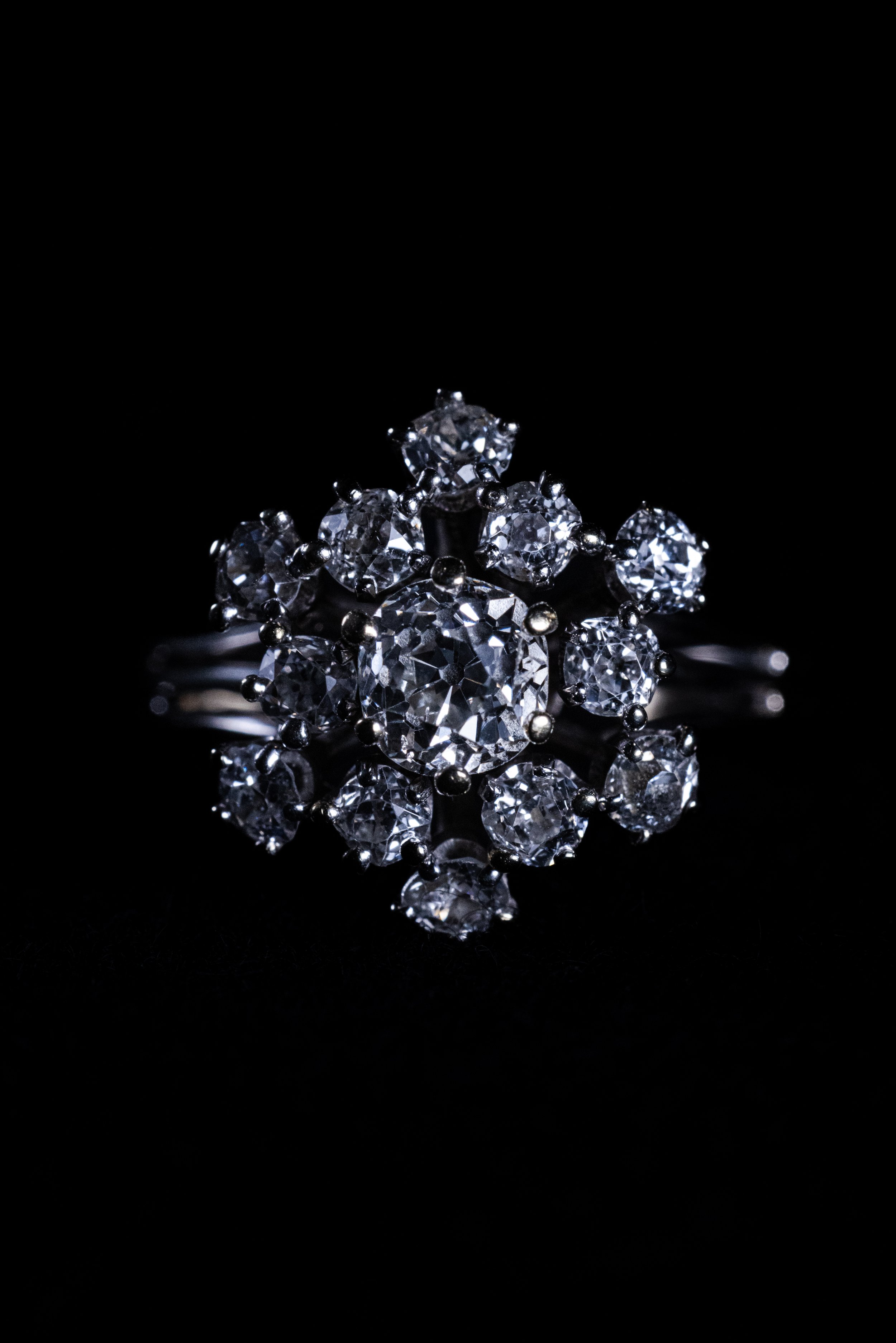 Zoom sur bague flocon en or gris 18 carats et diamants taille ancienne. Modèle vintage des années 50 élégant et intemporel