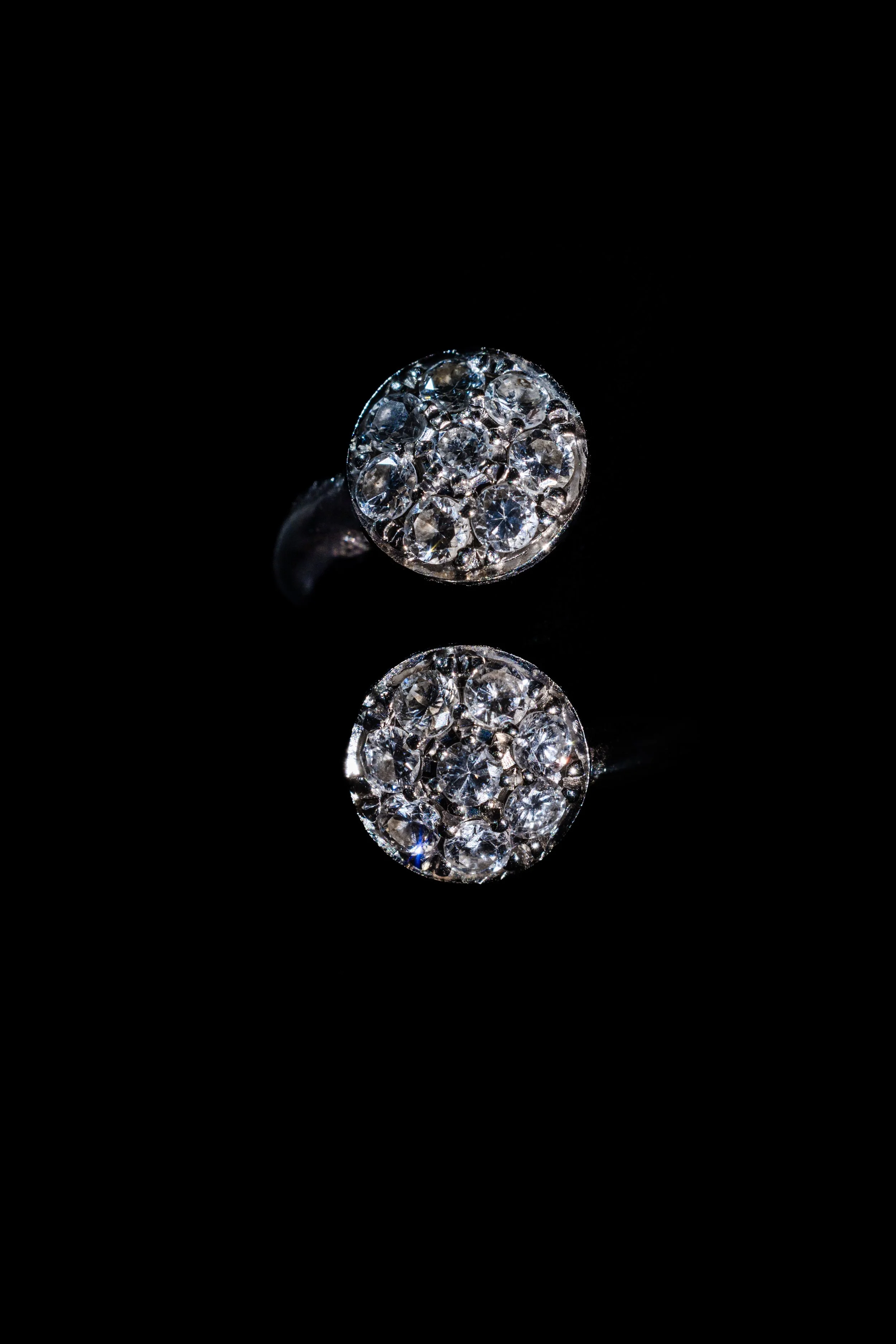Zoom sur les diamants en pavage de la bague vintage toi & moi en or gris