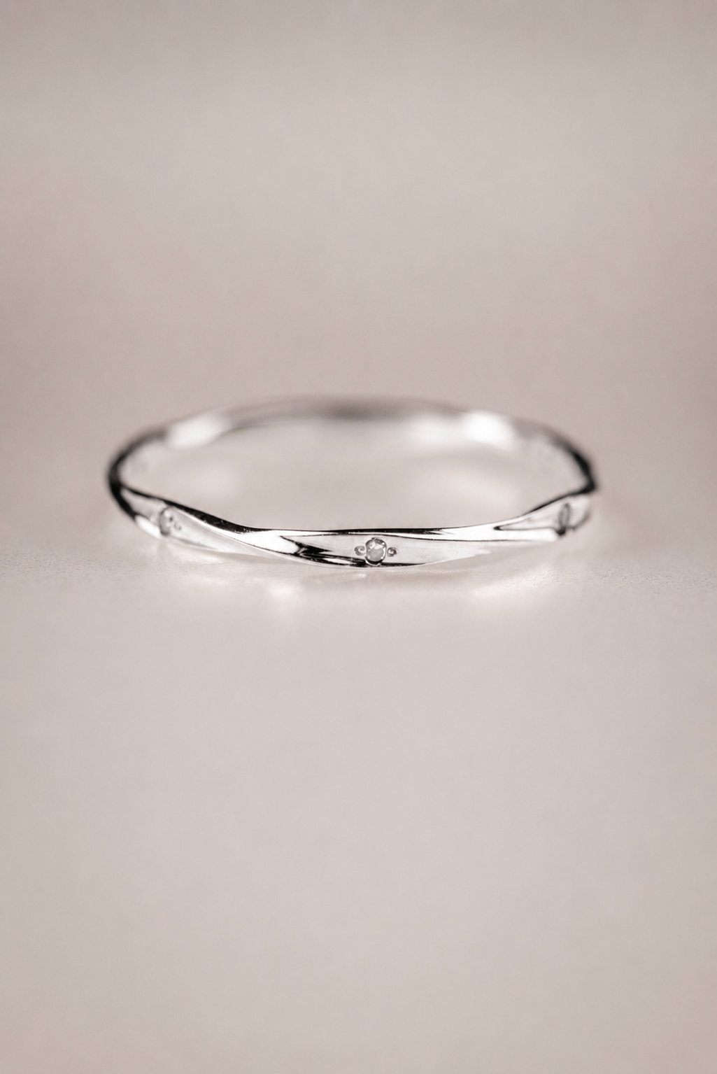 Alliance Le Fil sertie de diamants