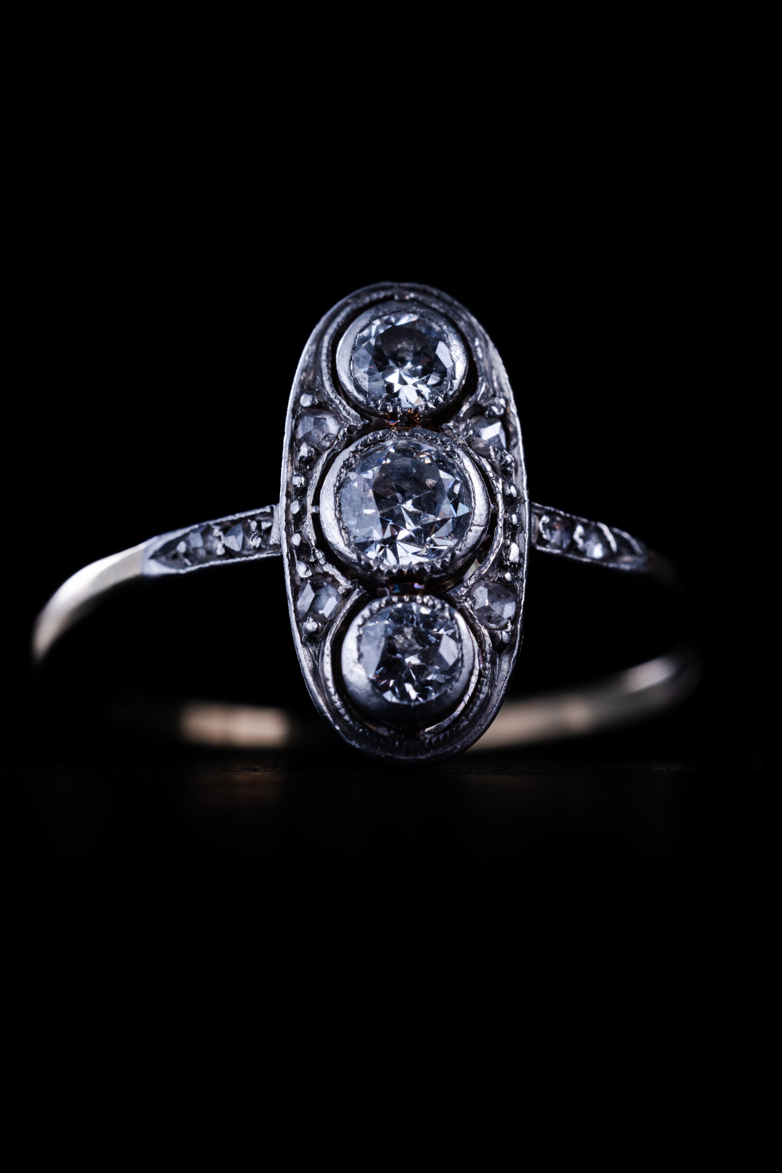 Gros plan sur les diamants éclatants de la bague de l'époque Art Déco en or jaune et platine