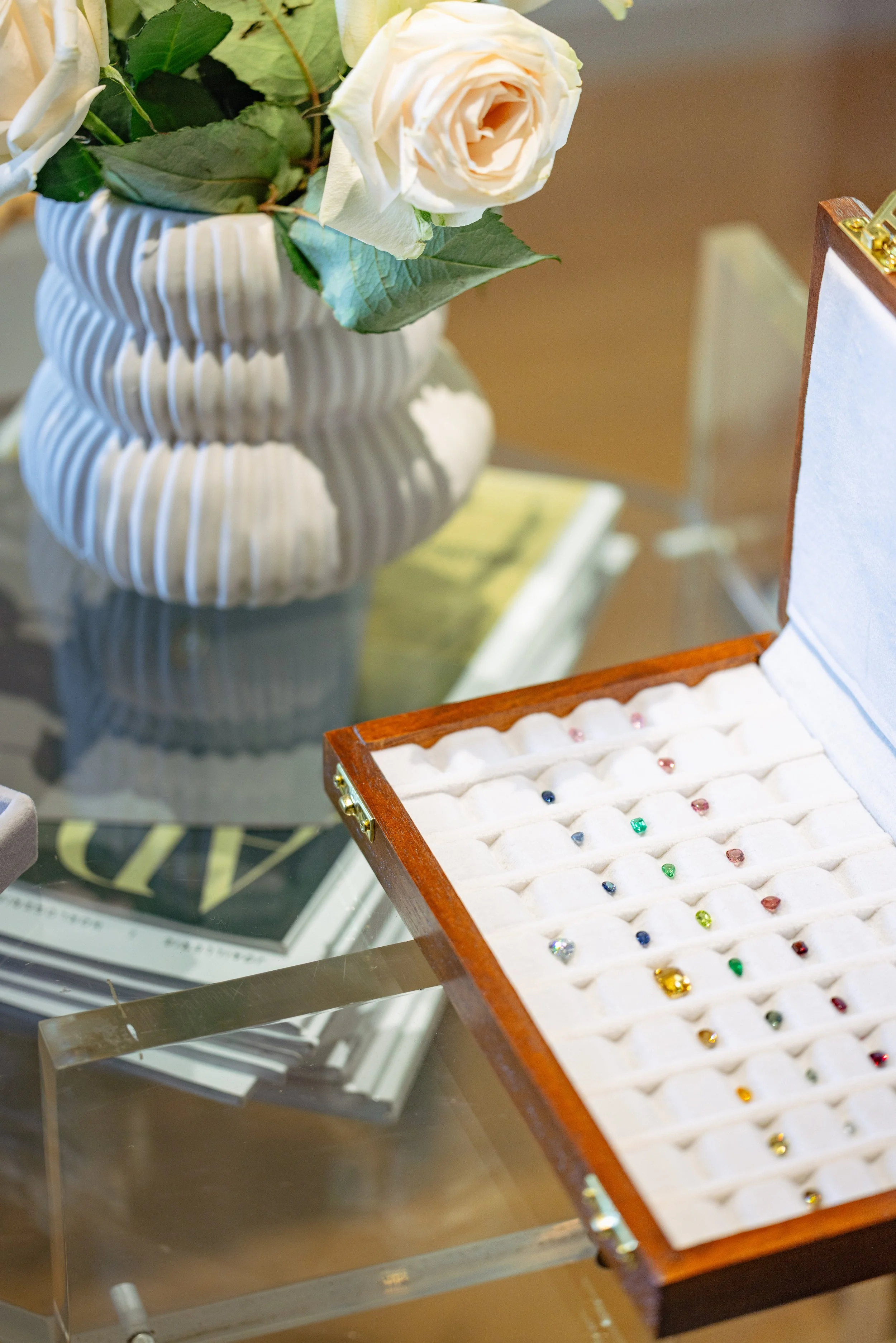 Plateau de pierres précieuses sélectionnées à la main dans le showroom de Claire d'Anne, joaillière indépendante à Montpellier