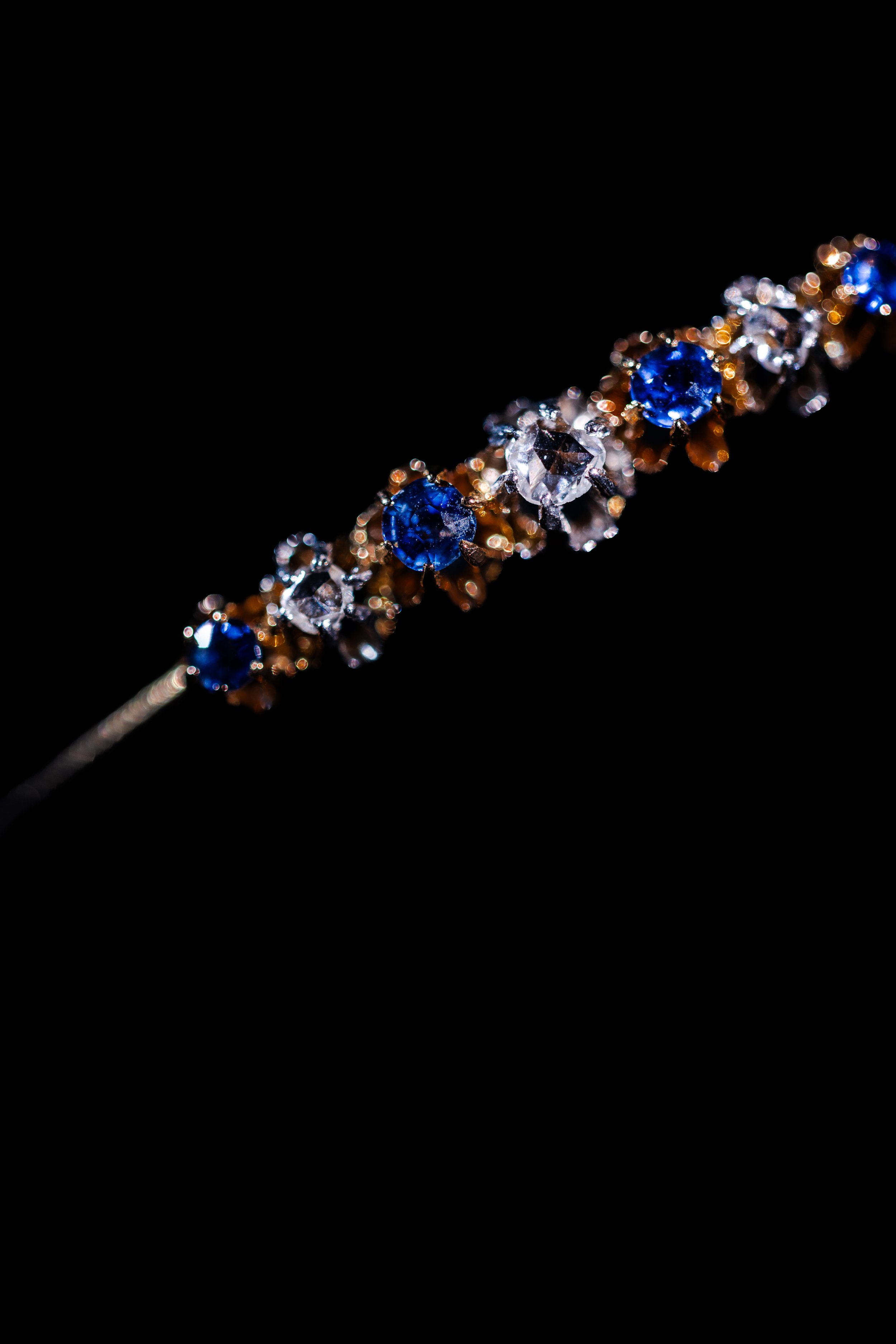 Zoom sur les diamants et saphirs du bracelet vintage datant de la fin du 19ème siècle
