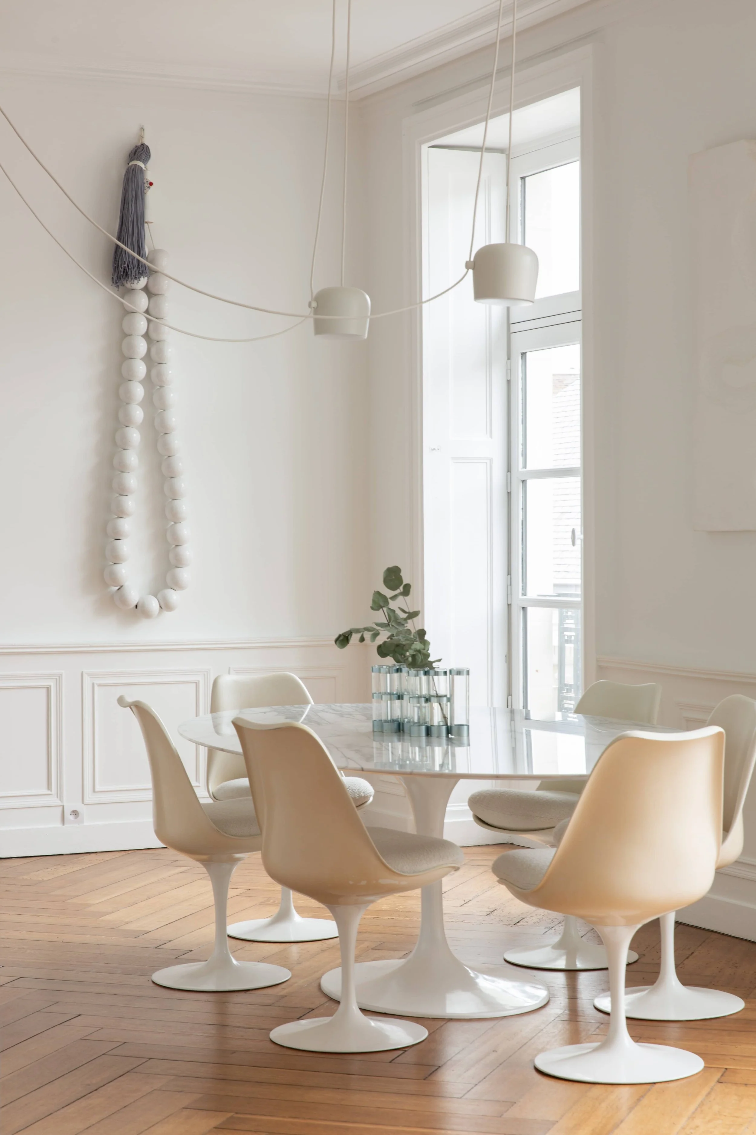 Cuisine monochrome dans ce magnifique appartement nantais. Shooting pour l'architecte Soizic Besseau