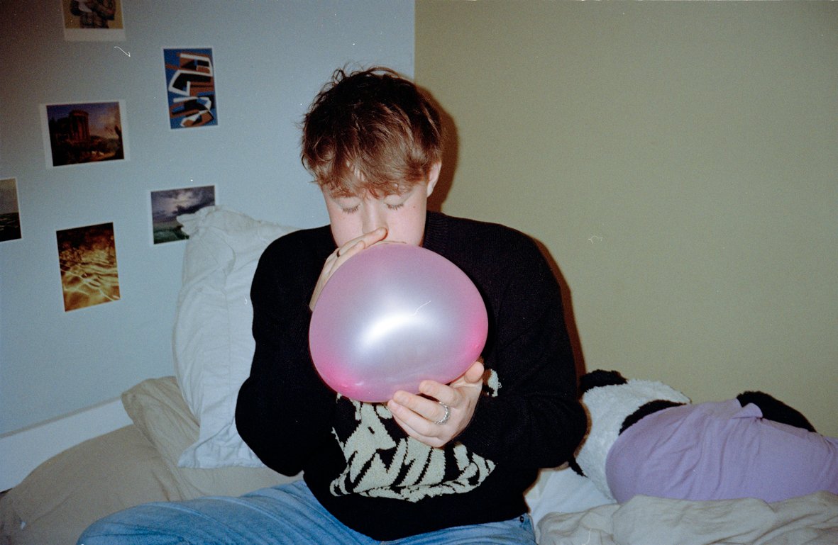 noah blowing up balloon valentinesday haarlem feb24 2.JPG