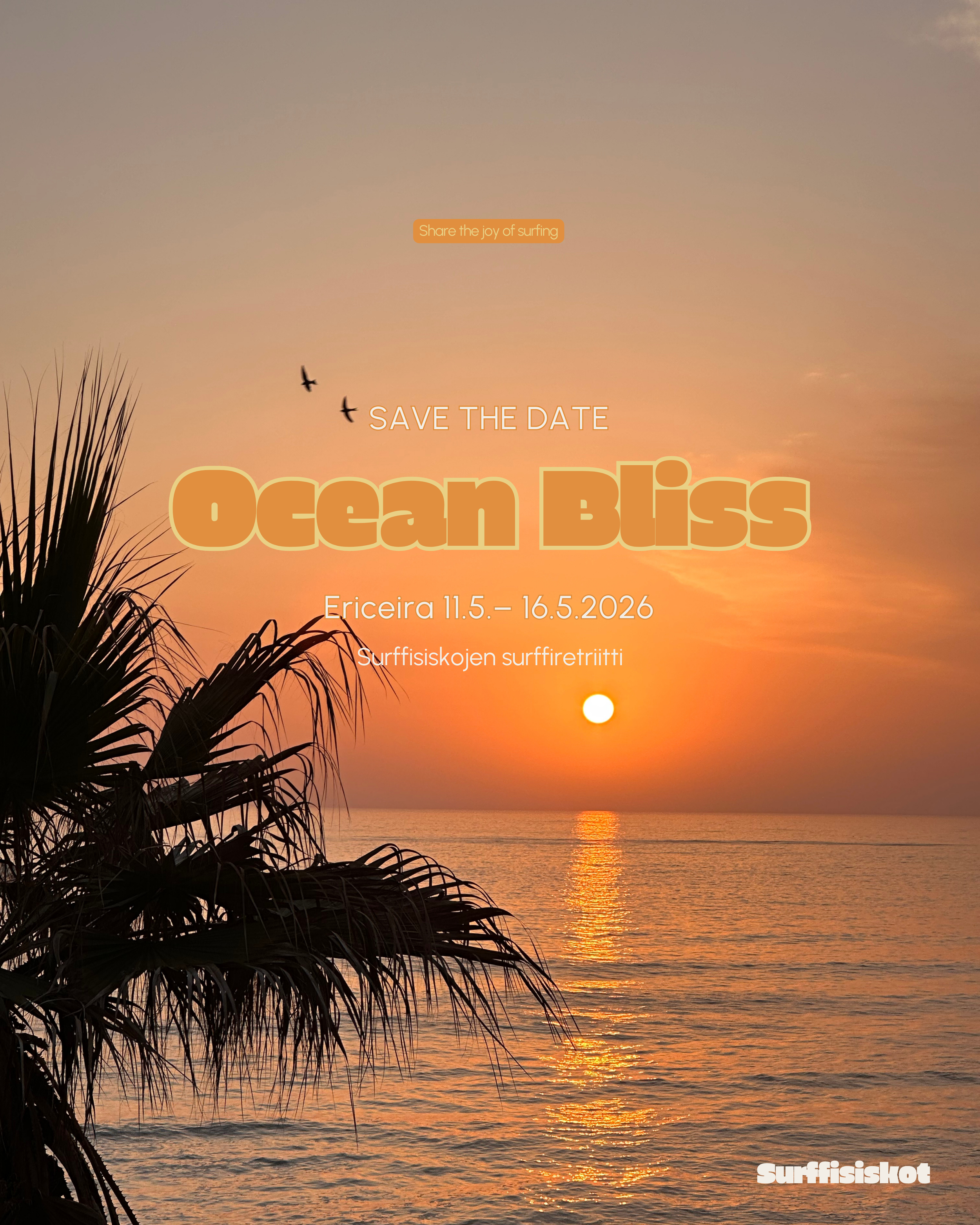Aargokuvan taustalla auringonlasku meren päällä, palmupuun lehdet vasemmalla, kaksi lentäviä lintua, teksti 'Save the date Ocean Bliss, Ericeira 11.5. - 16.5.2026, Surffiskojen surffreitti' ja 'Share the joy of surfing'